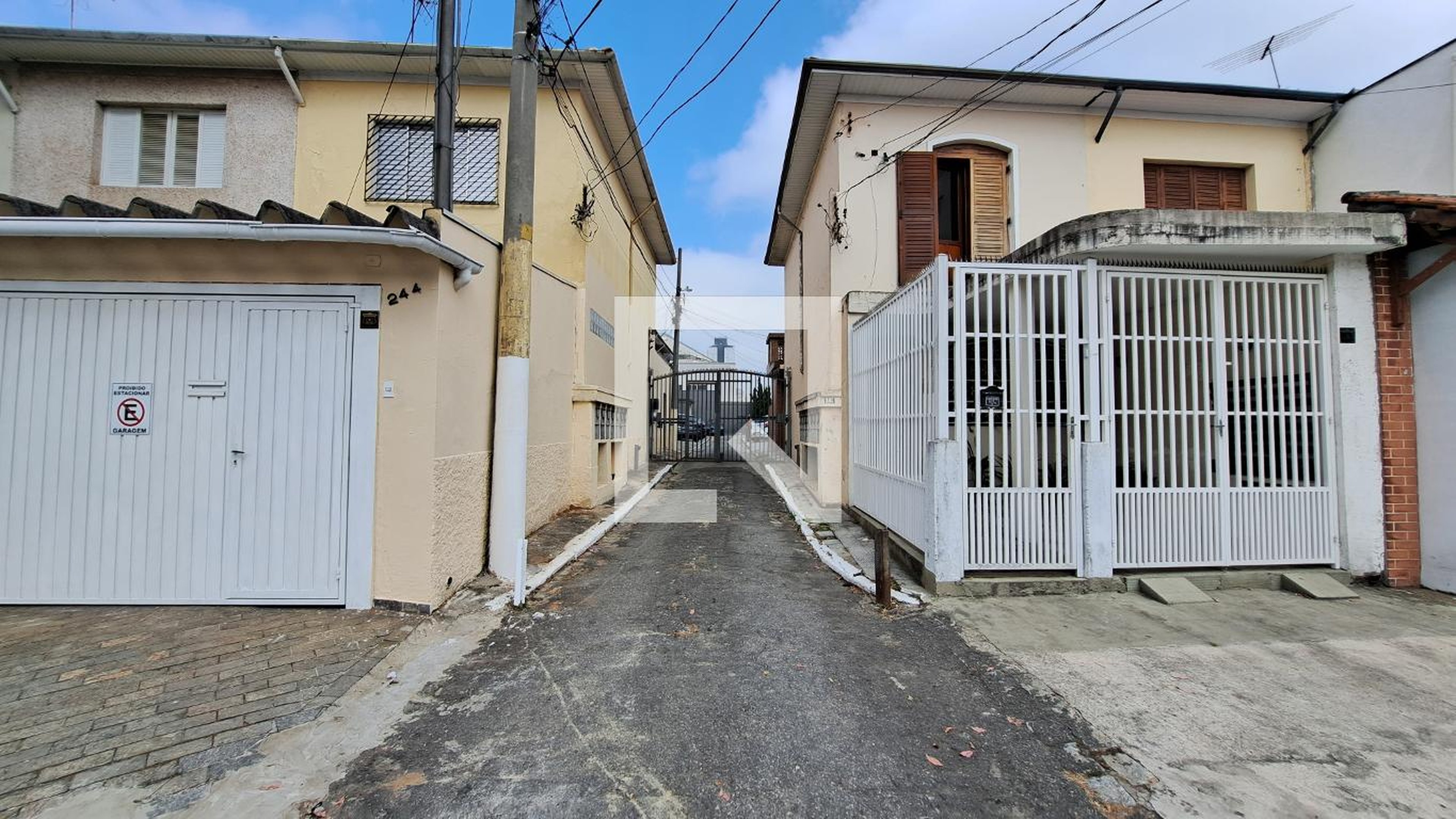 Fachada do Condomínio Condomínio em Rua Bom Jesus, 242