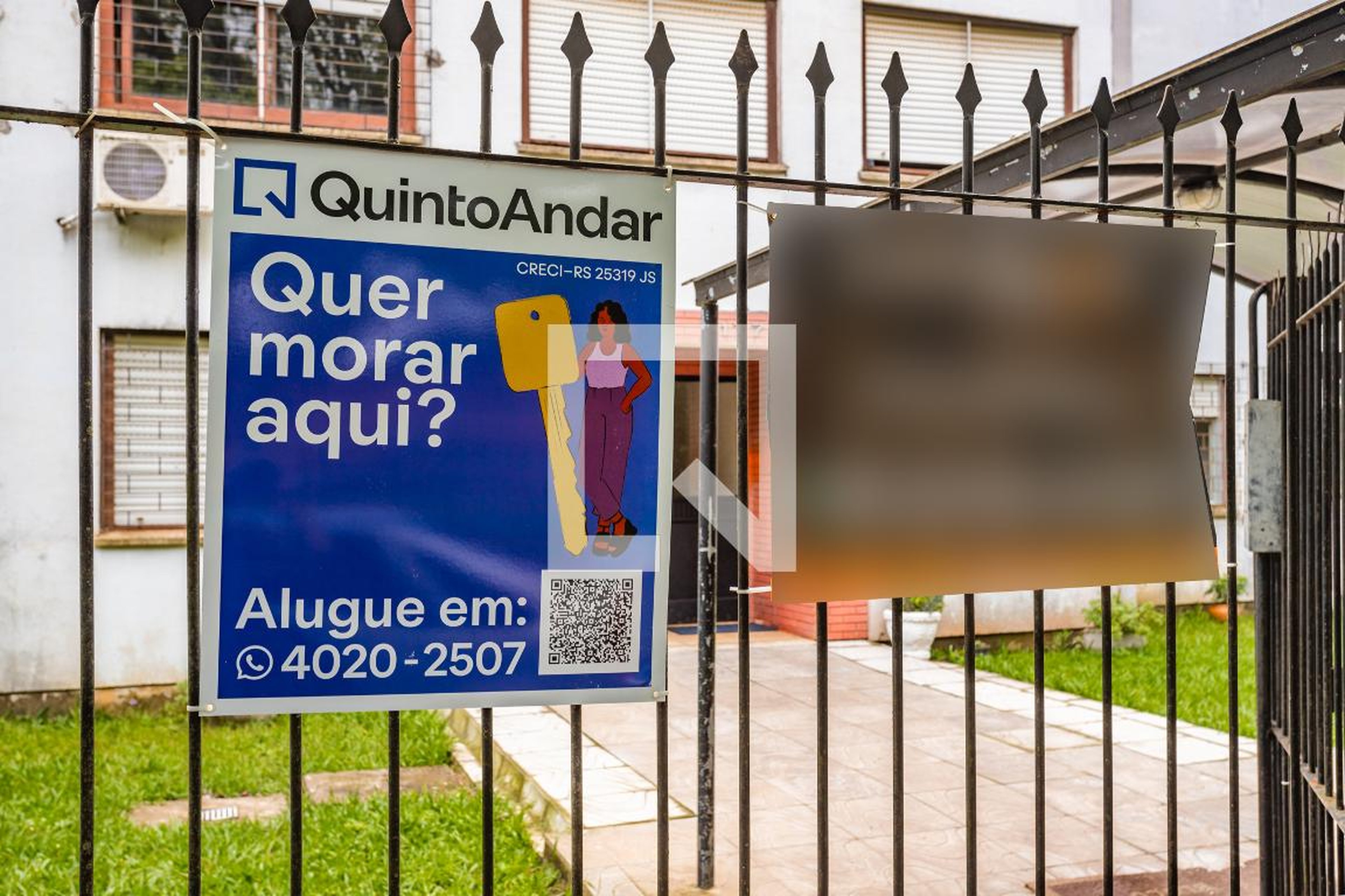 Fachada Condomínio em Rua Hugo Livi, 177