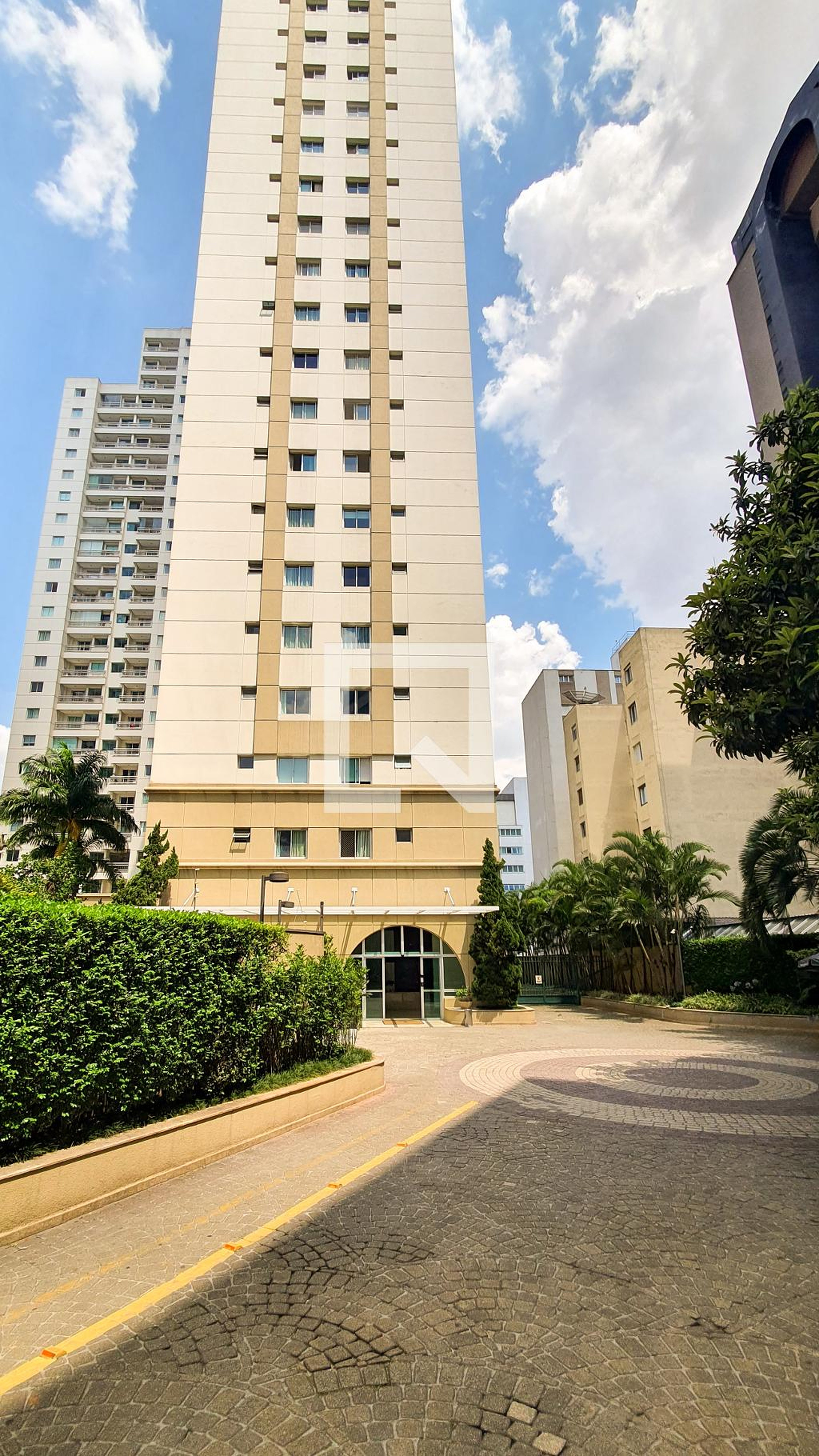 Fachada Condomínio em Rua Bela Cintra, 1409