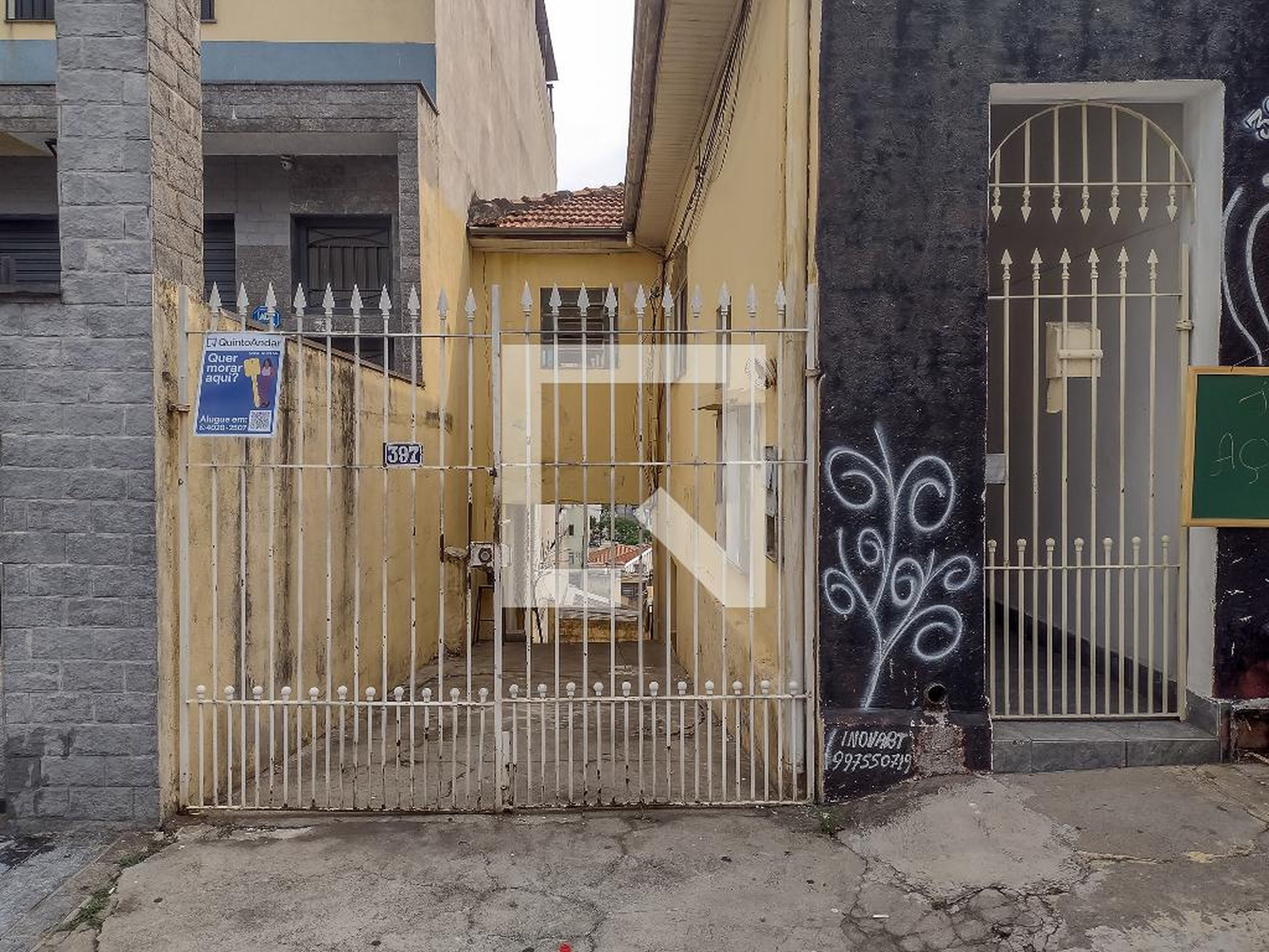 Fachada Condomínio em Rua Mere Amedea, 397