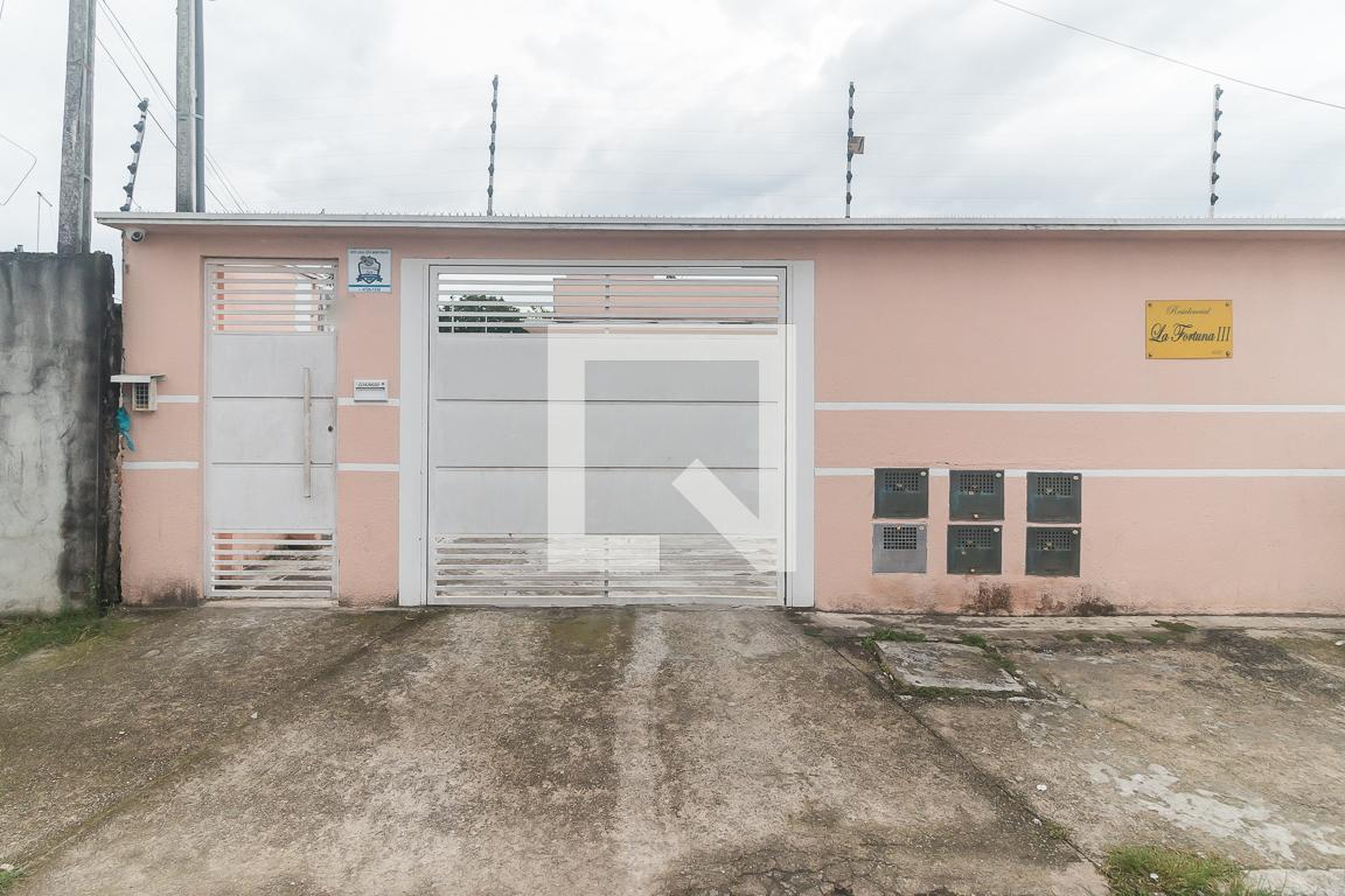 Fachada Condomínio em Rua Lourenço Della Nina, 632