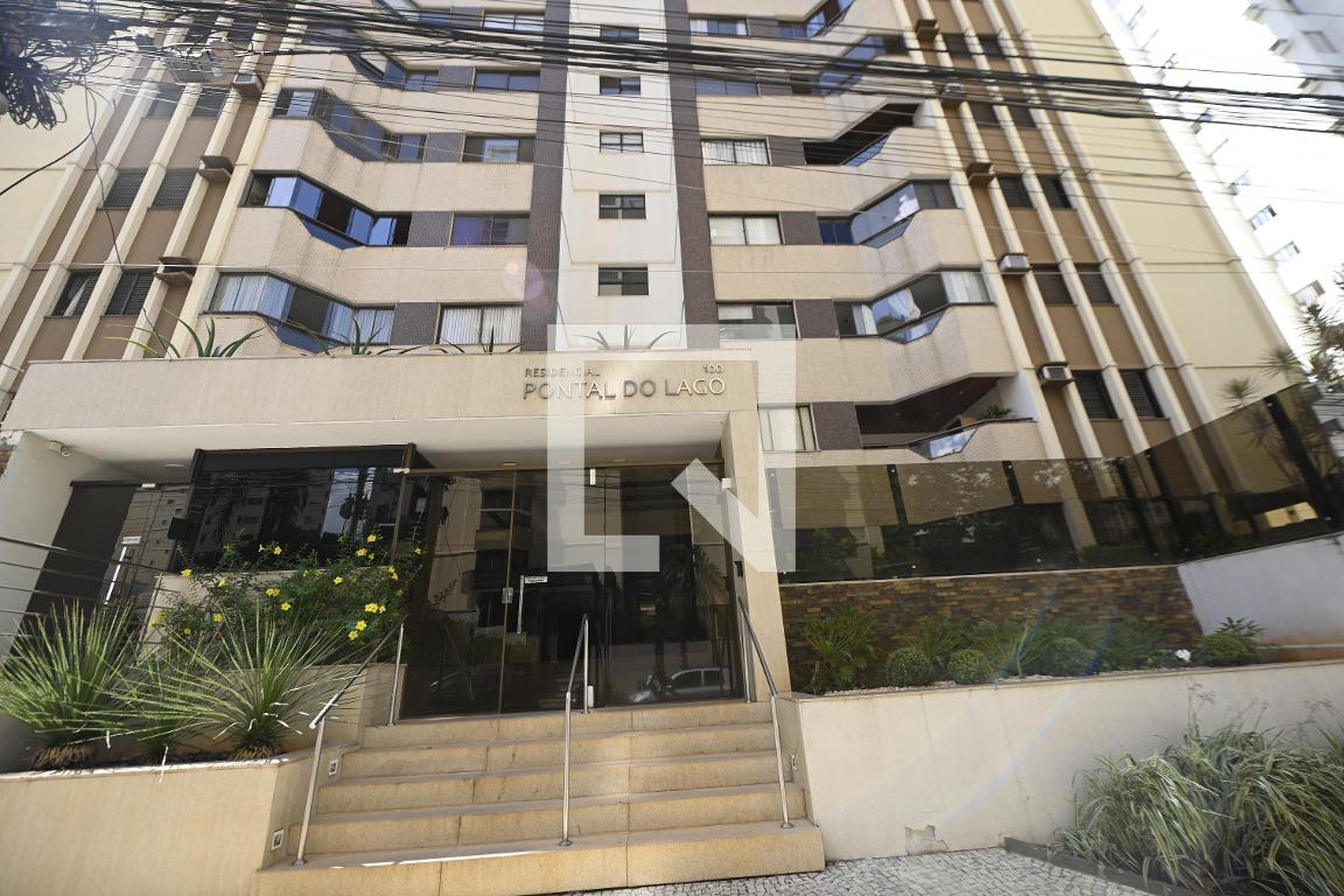 Fachada Condomínio em Rua C-249, 100