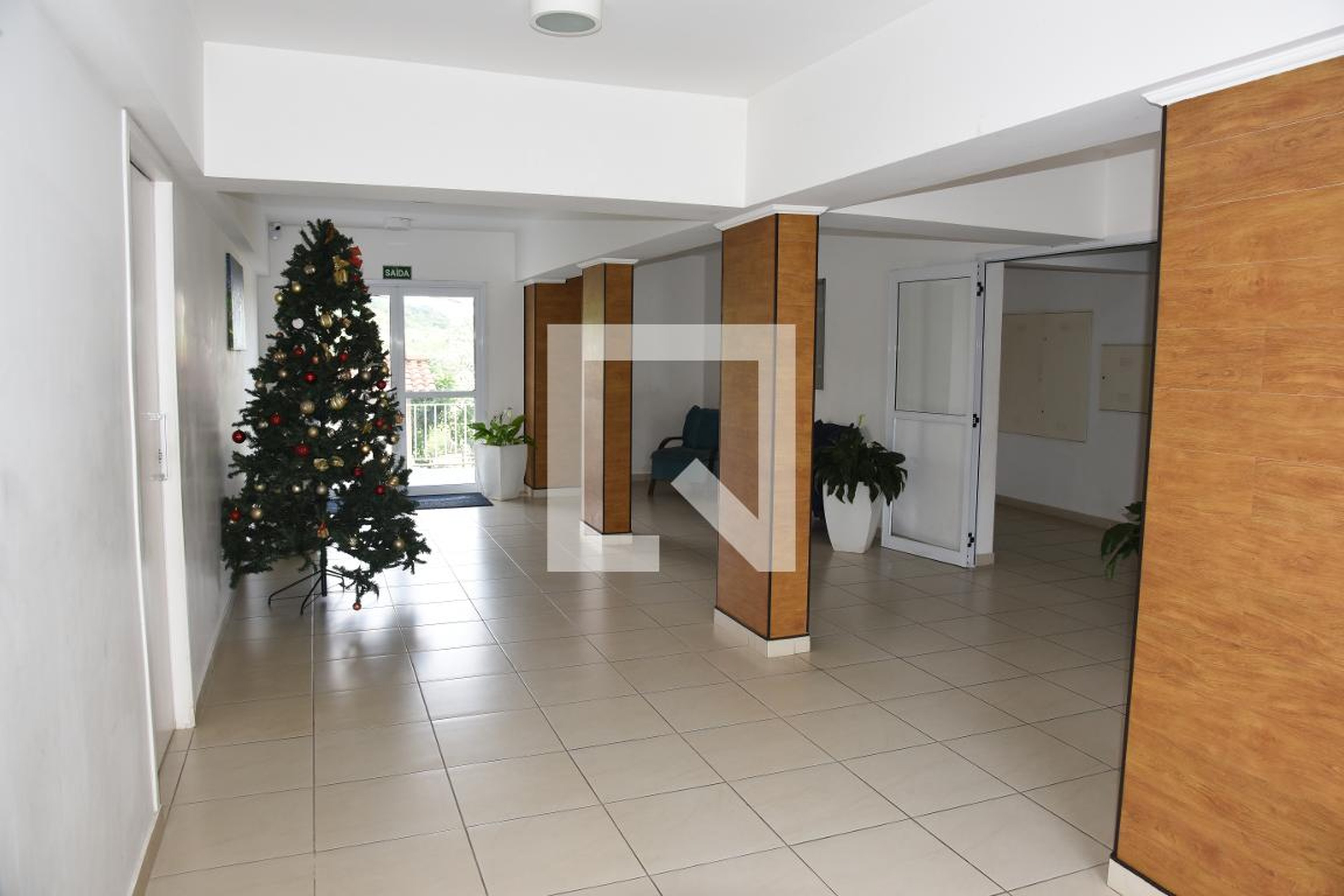 Hall social Condomínio em Avenida João Paulo da Silva, 333