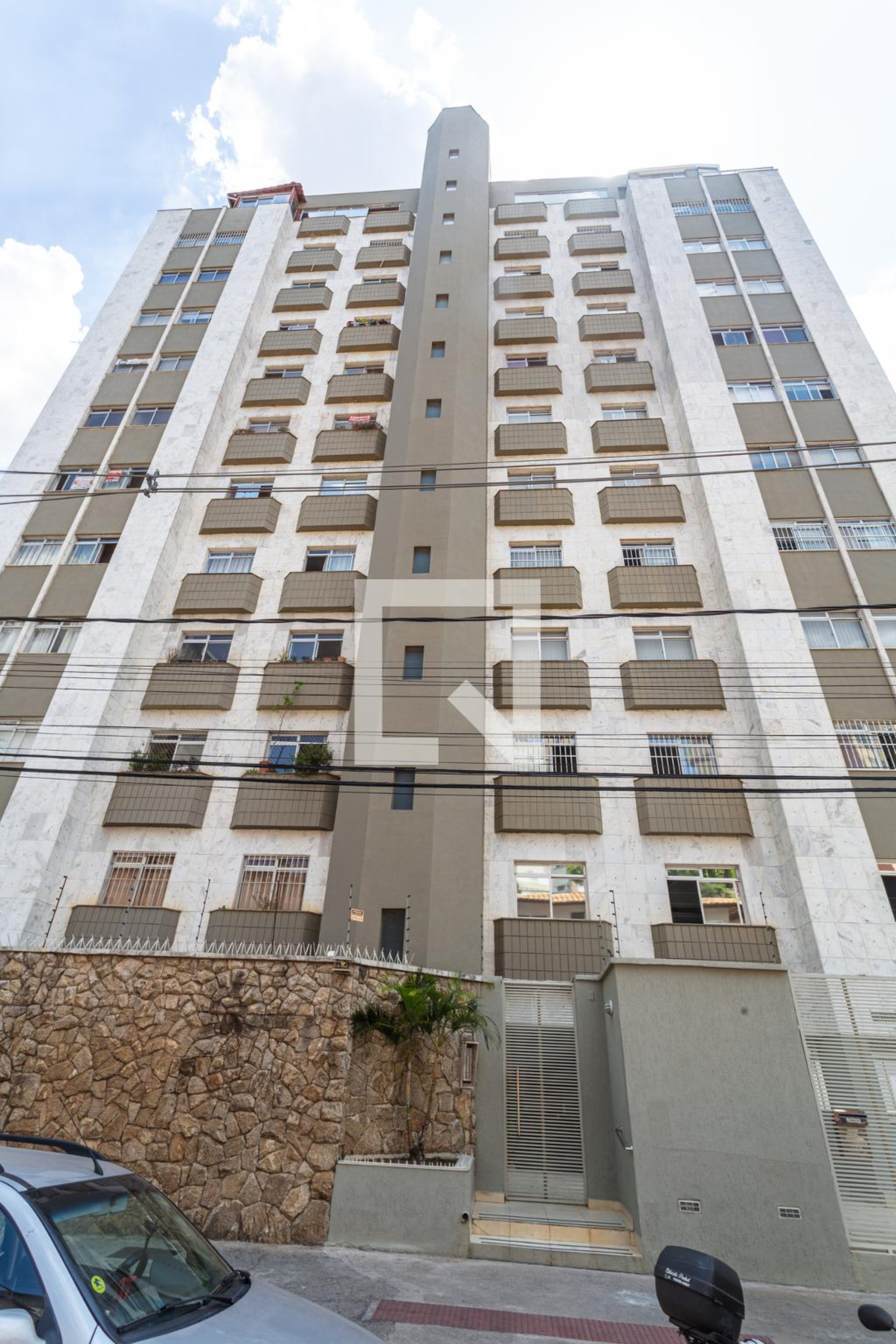 Fachada Condomínio em Rua Gastão da Cunha, 50