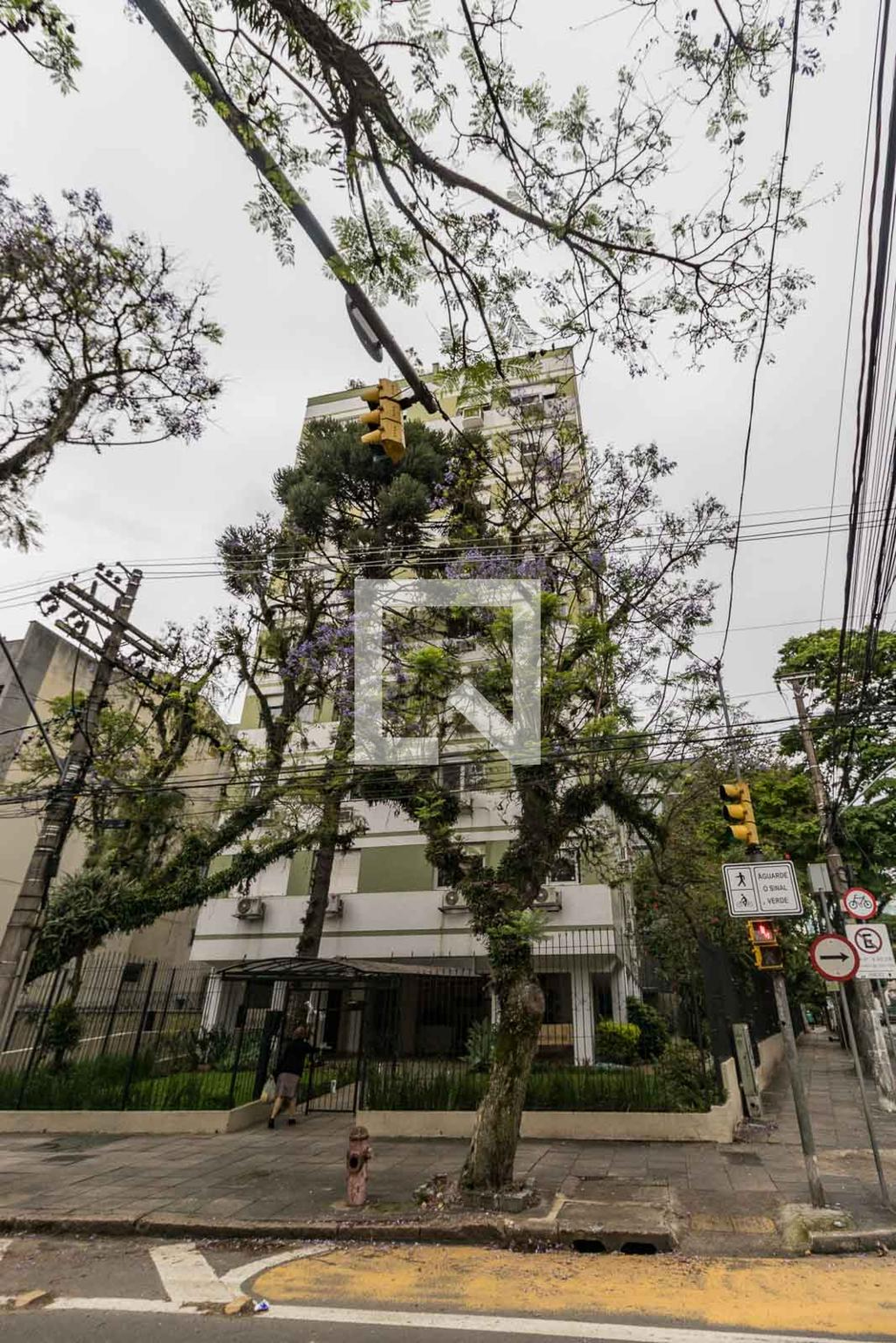Fachada Condomínio em Rua Tomaz Flores, 171