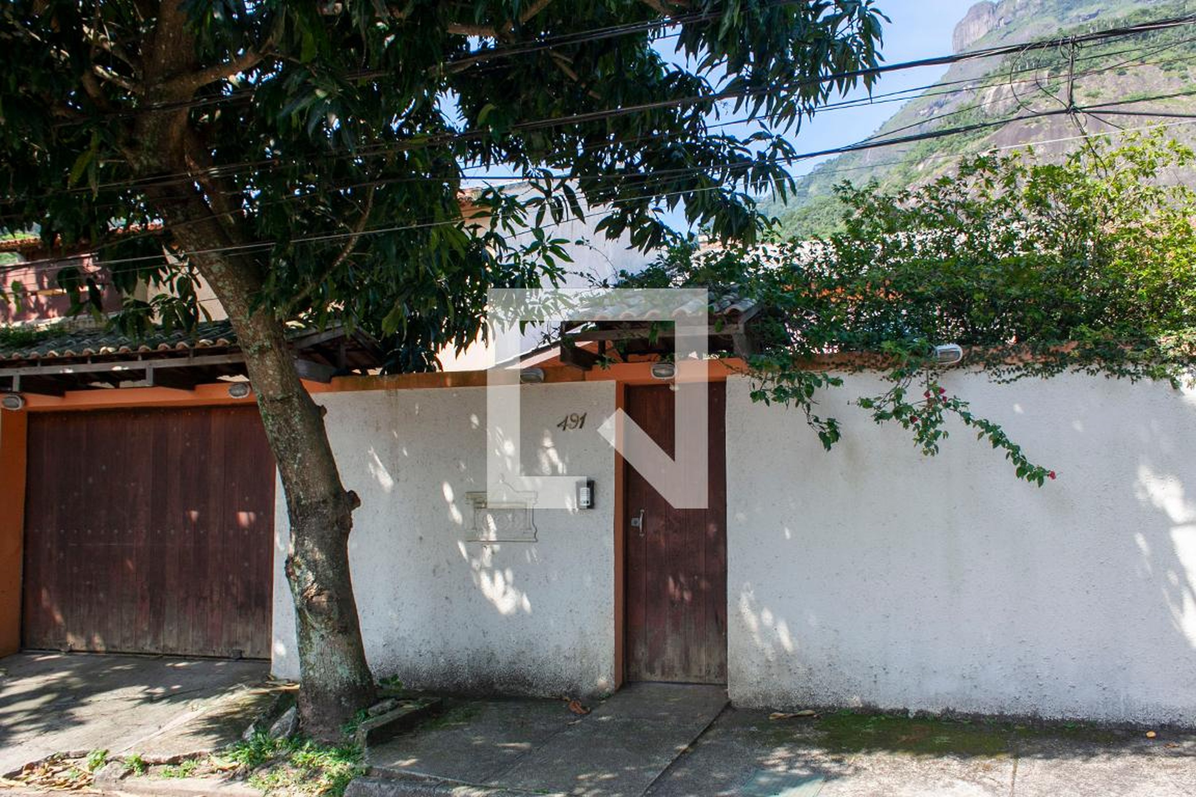 Fachada Condomínio em Rua Calheiros Gomes, 491