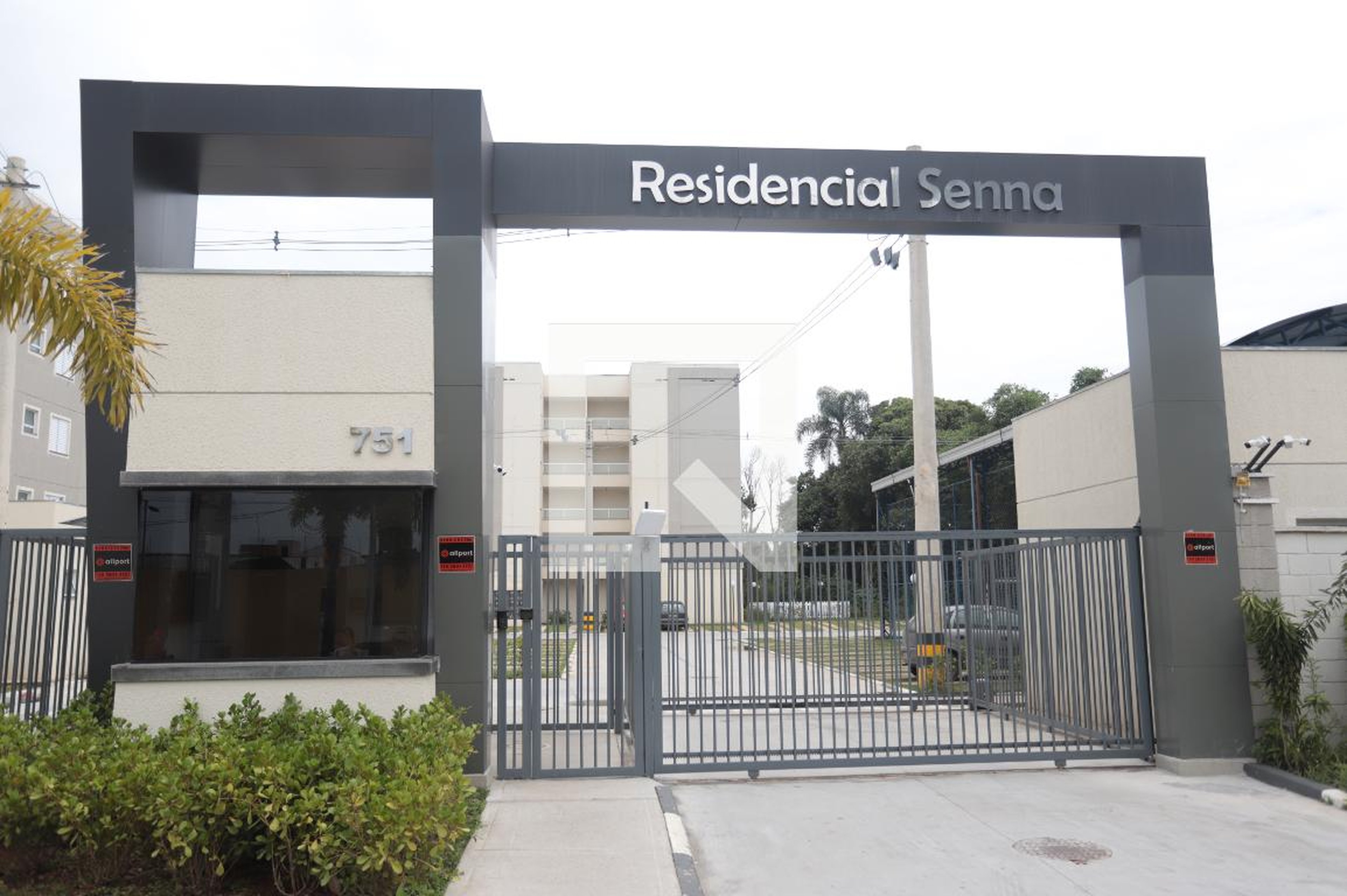 Fachada Condomínio em Estrada de Santa Mônica, 151