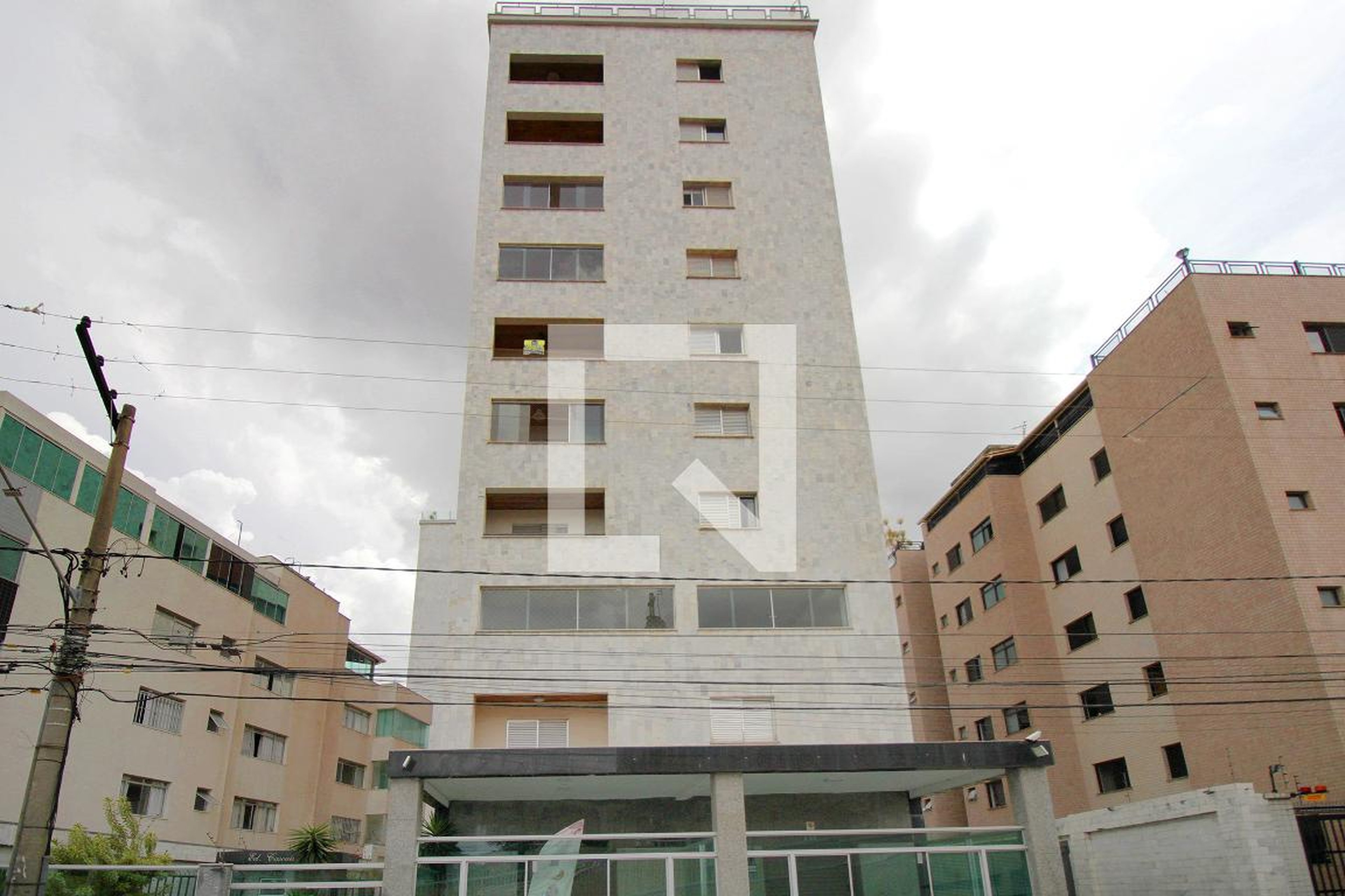 Fachada Condomínio em Rua Artur Alvim, 245