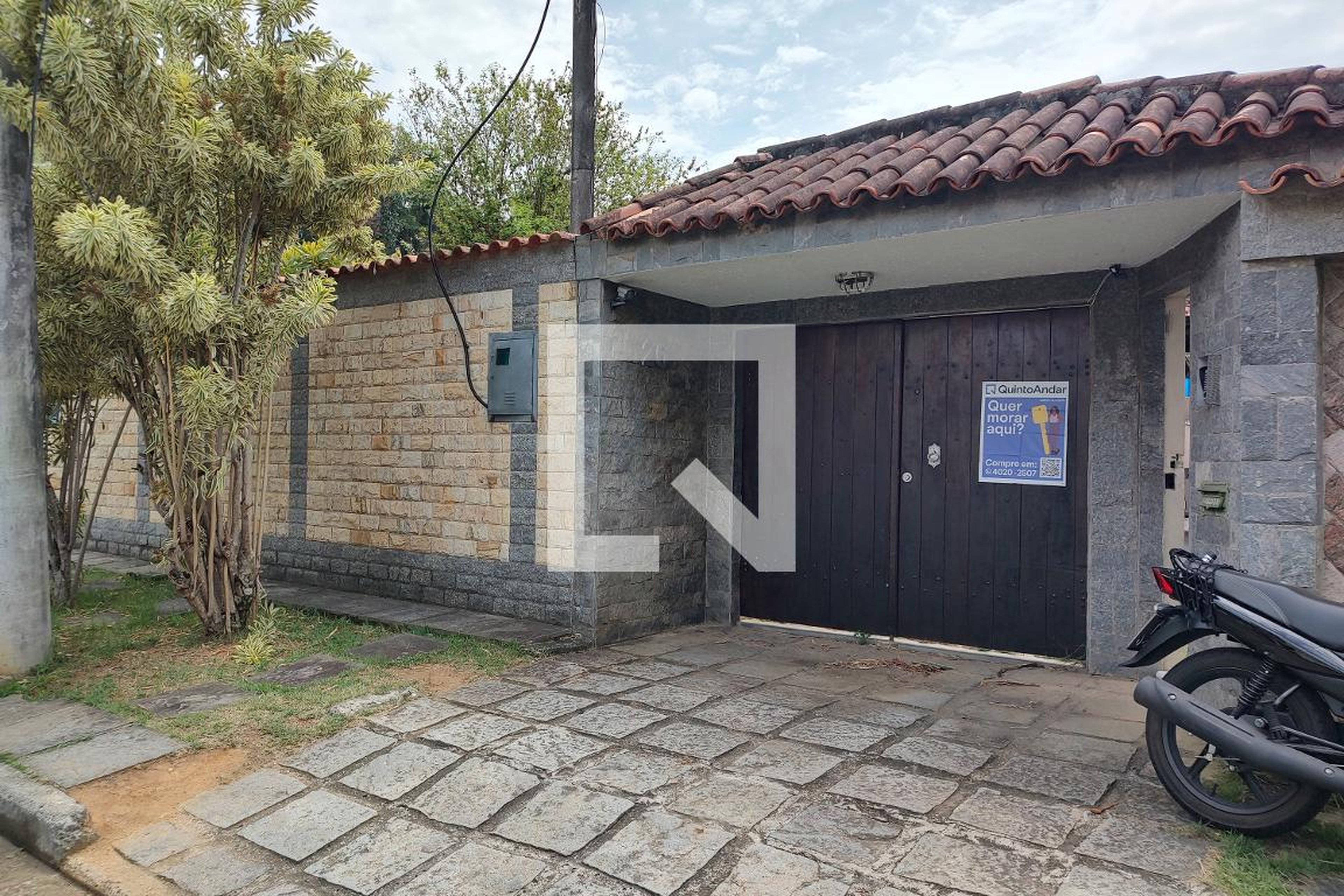 Fachada Condomínio em Rua Alexandrino Agra, 26