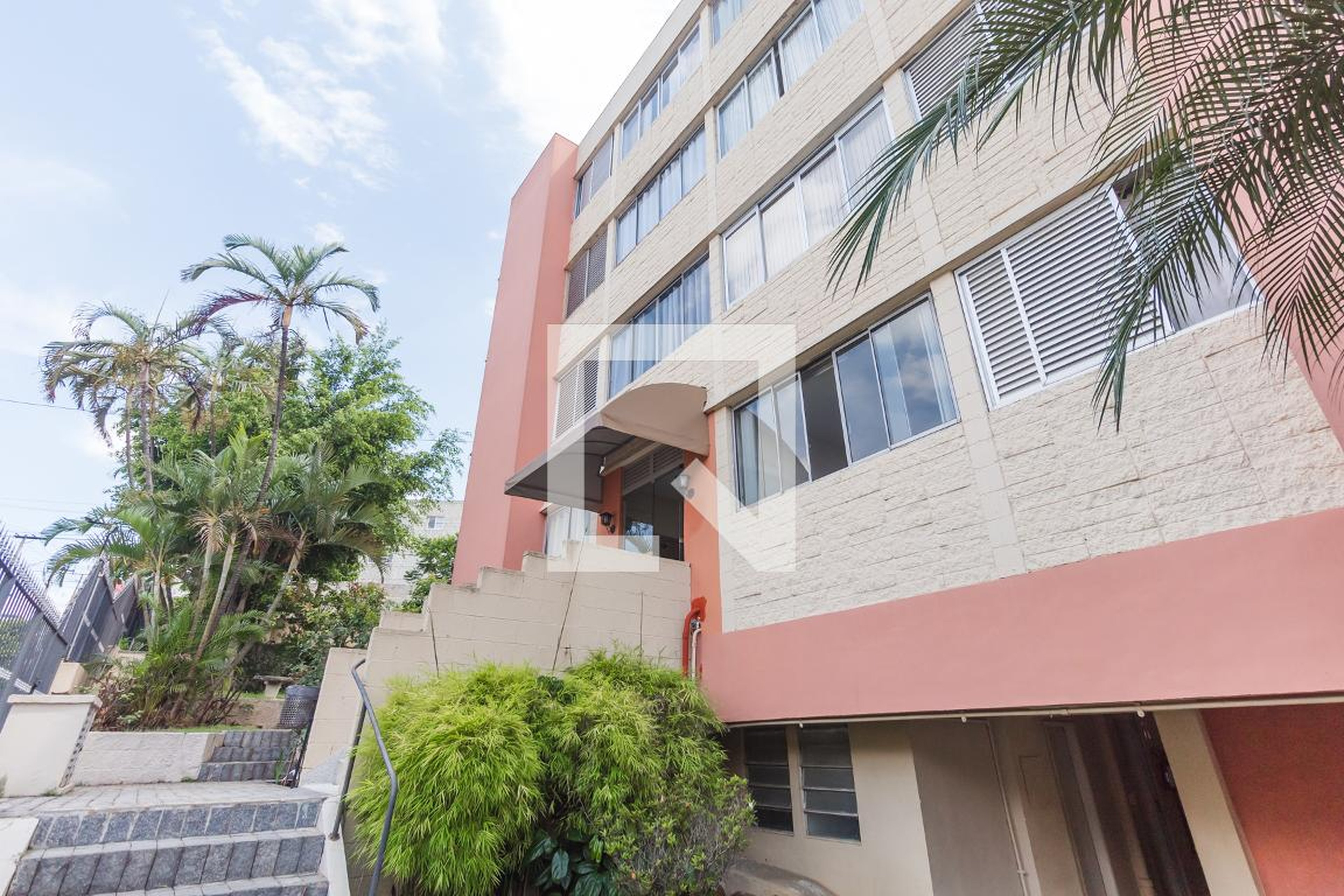 Fachada Condomínio em Rua Carlos Belmiro Correia, 137