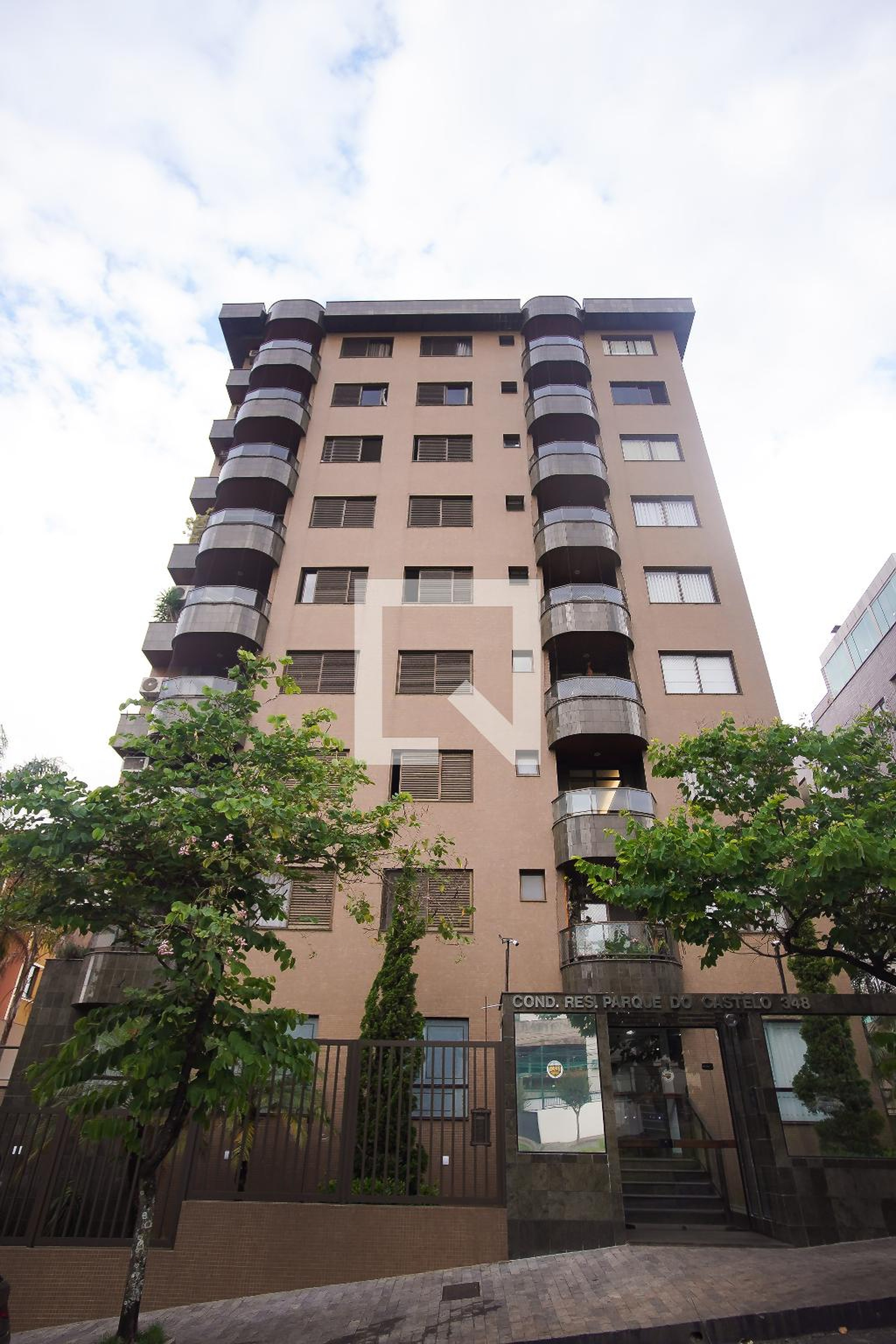 Fachada Condomínio em Rua Desembargador José Burnier, 348