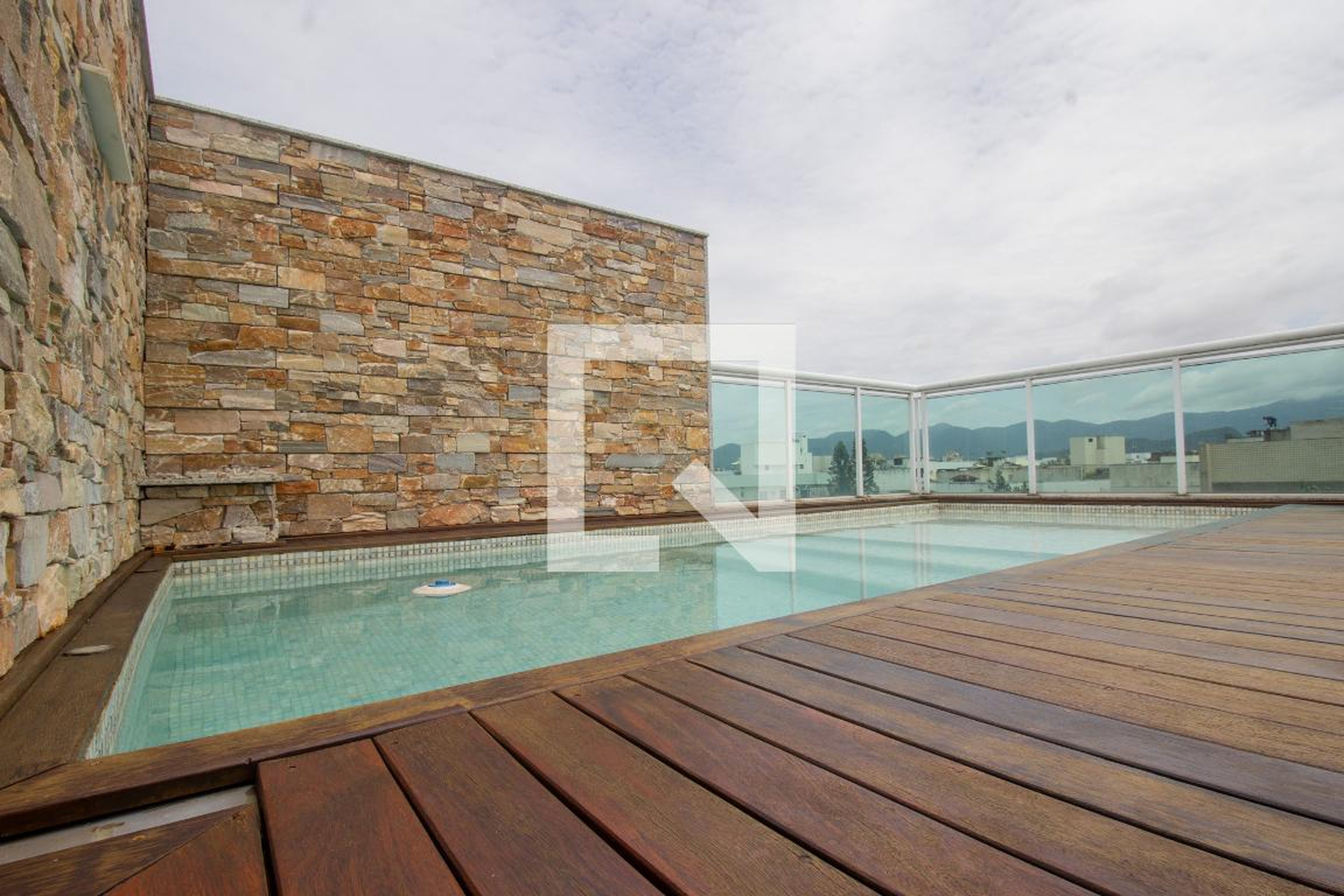 Piscina Condomínio em Rua Haroldo Cavalcanti, 555
