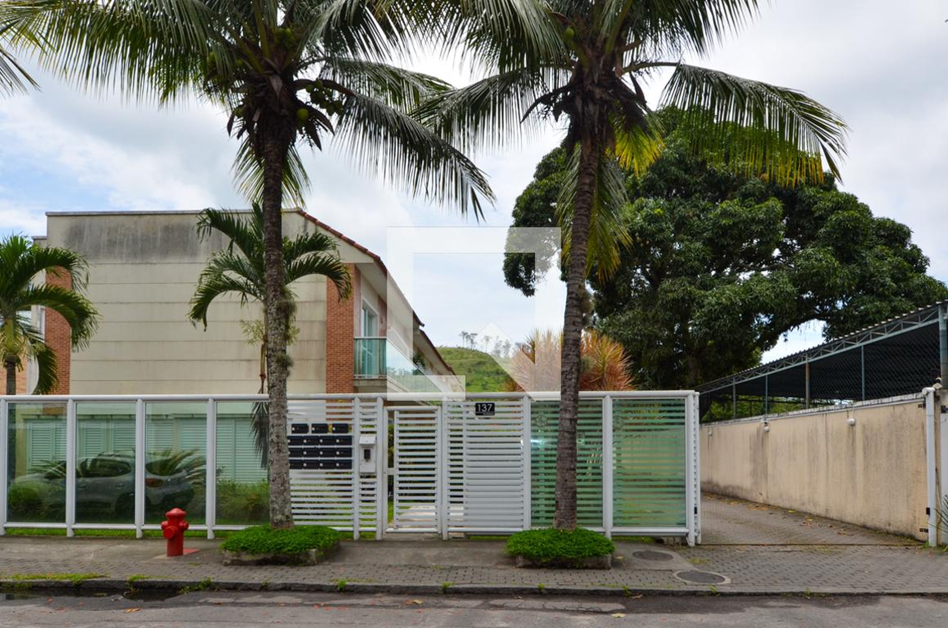 Fachada do condomínio Condomínio Vila dos Coqueiros