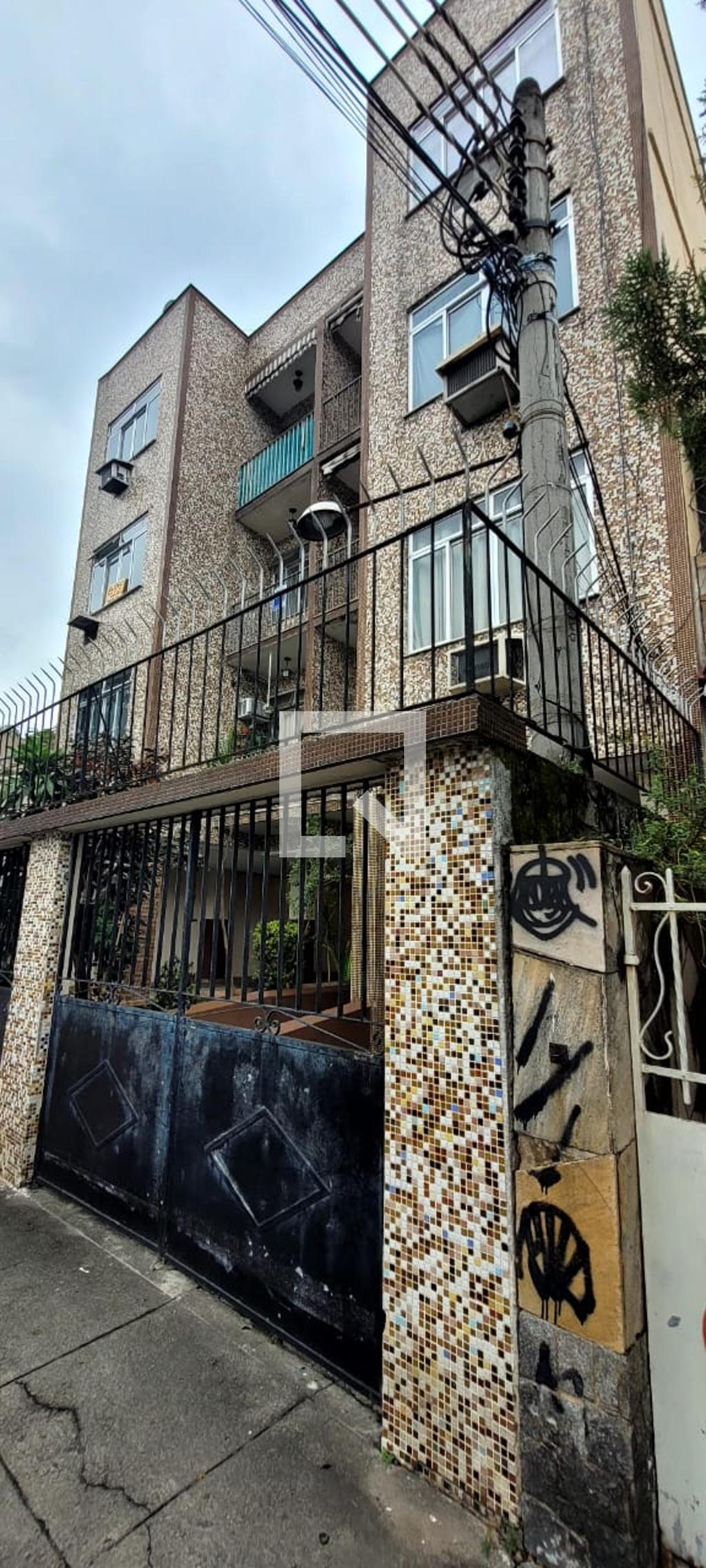 Fachada Condomínio em Rua Doná Lídia, 66