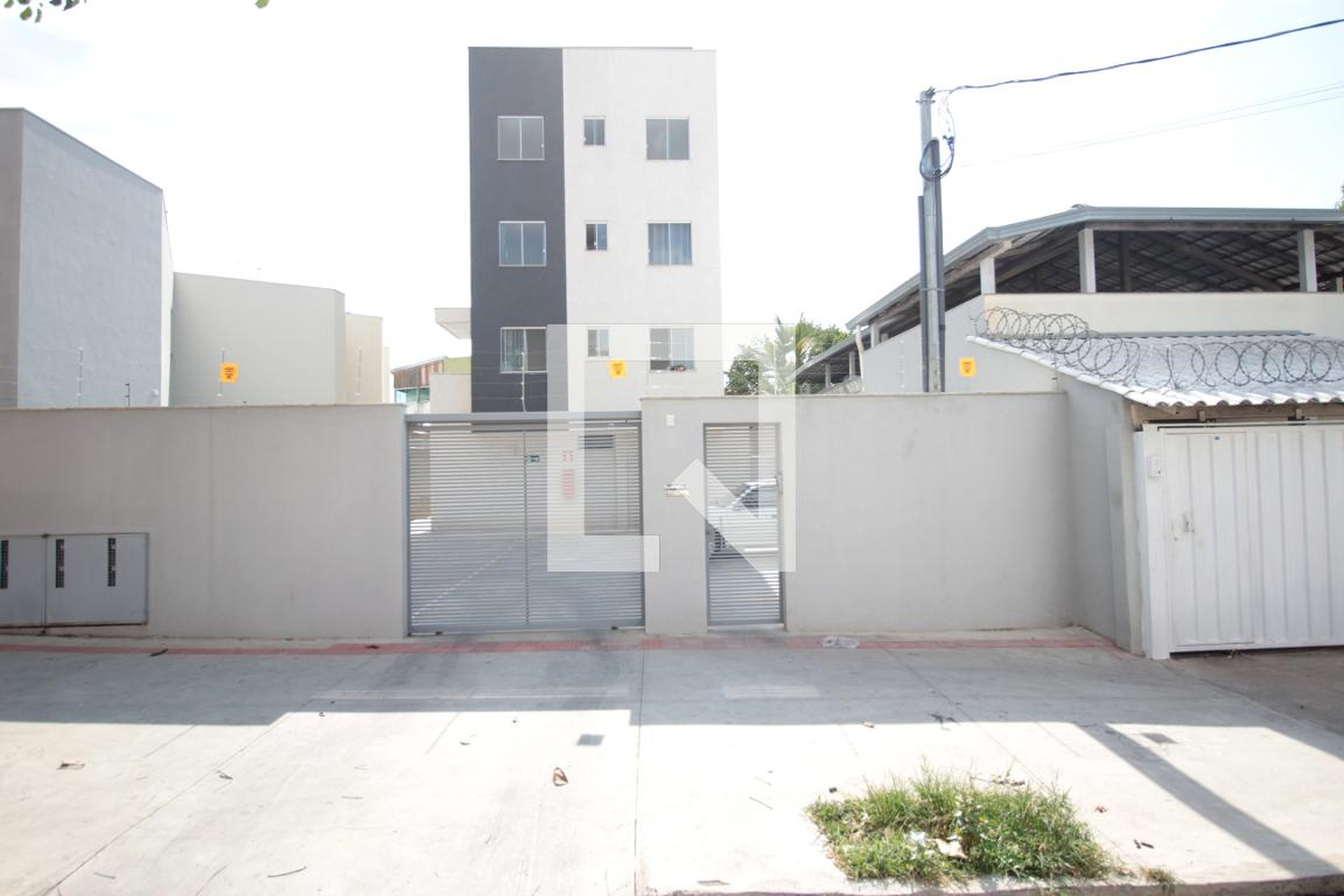 Fachada Condomínio em Rua Carmem, 22