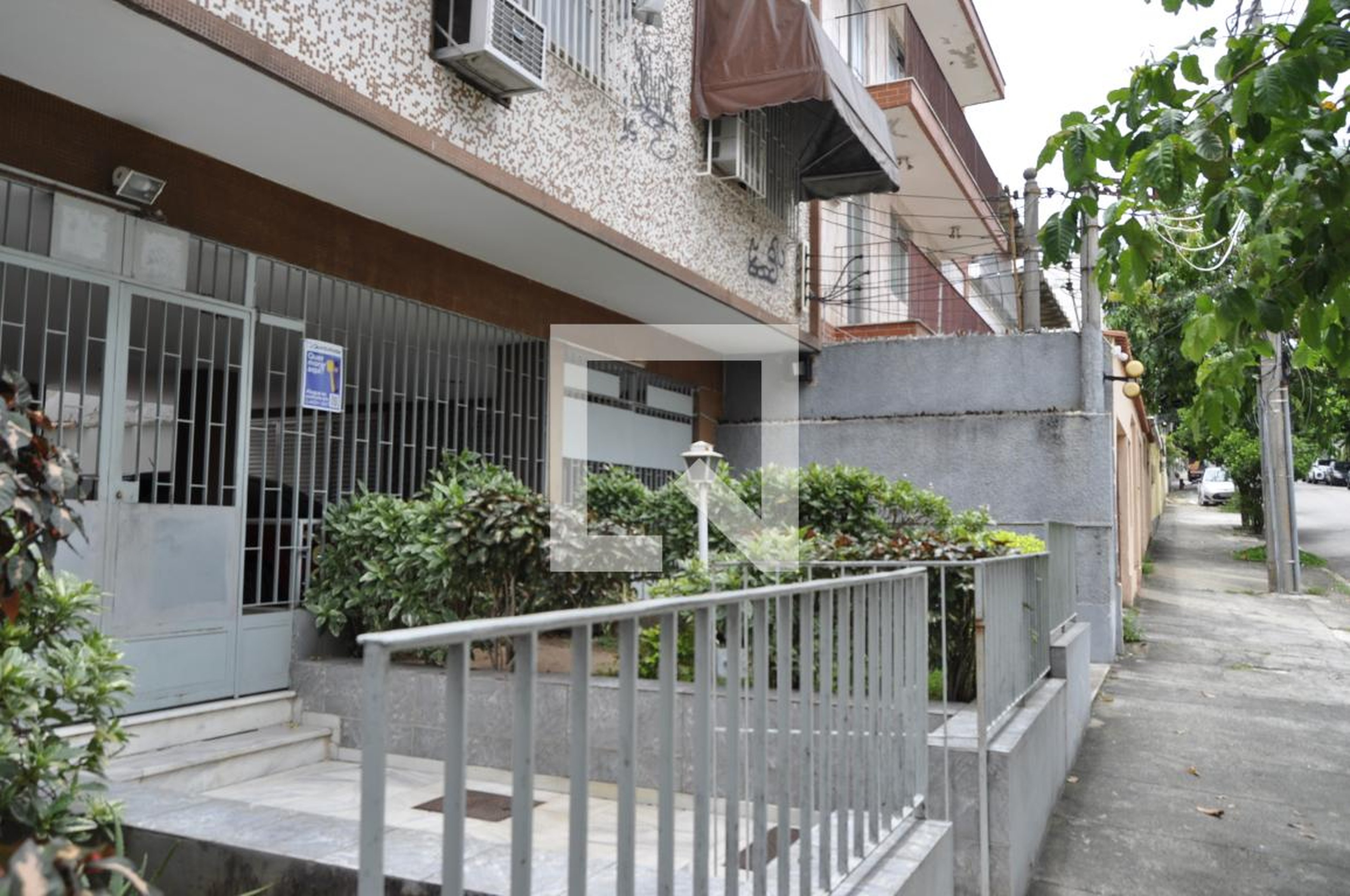 Fachada Condomínio em Rua Estevão Silva, 224