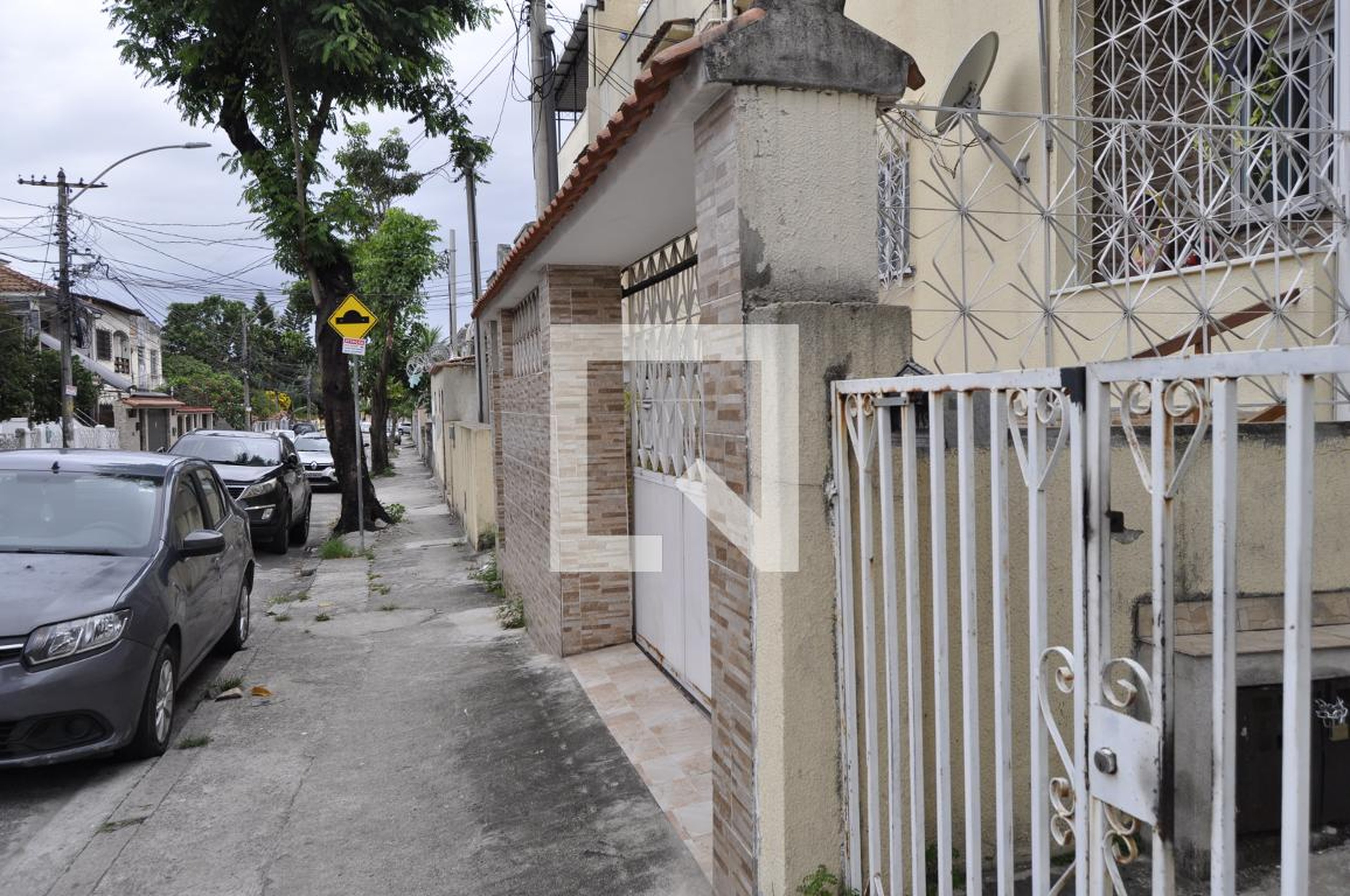 Fachada Condomínio em Rua Almirante Ari Parreiras, 26