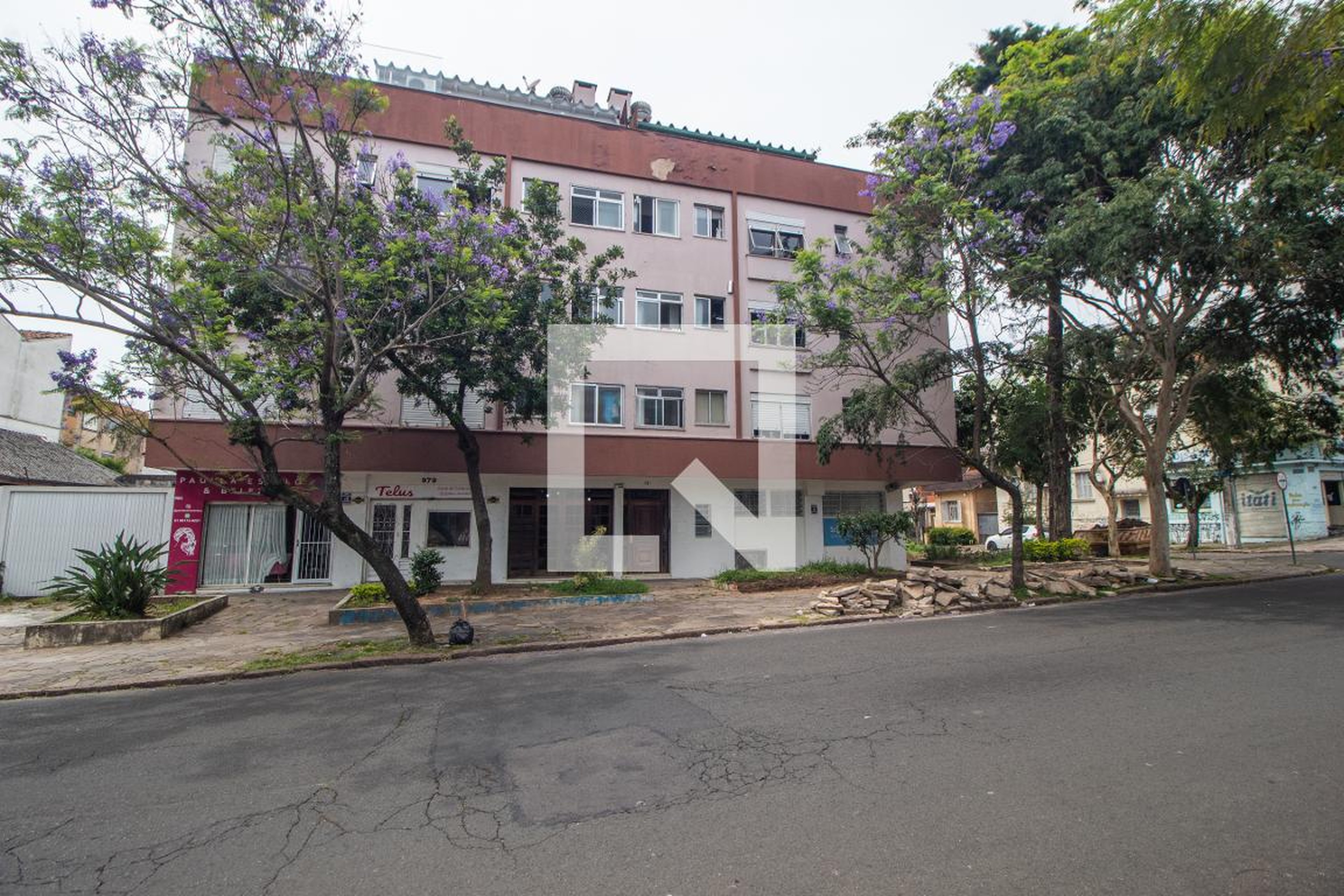 Fachada Condomínio em Rua Vicente da Fontoura, 977