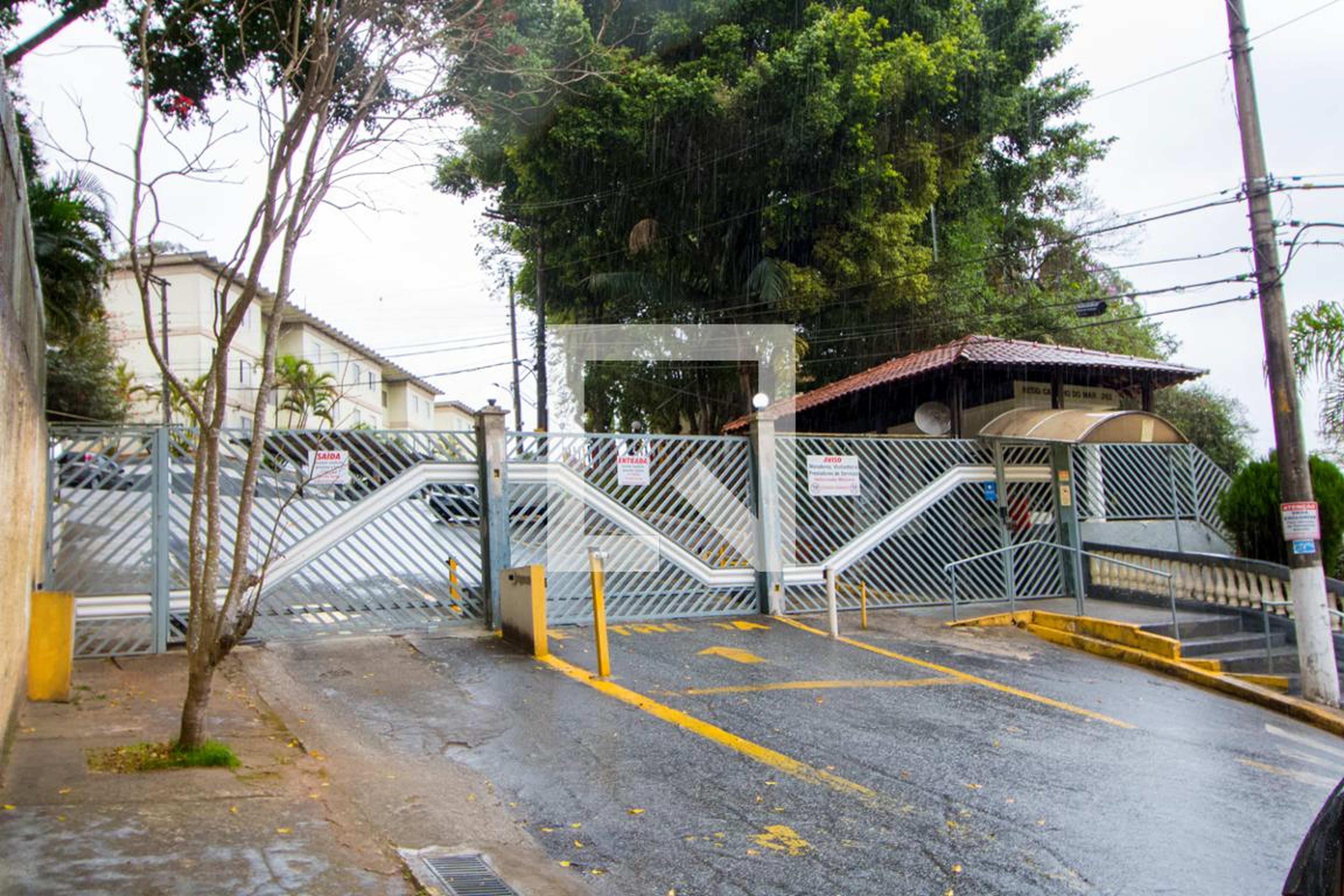 Fachada do condomínio Condomínio Conjunto Residencial Caminho do Mar