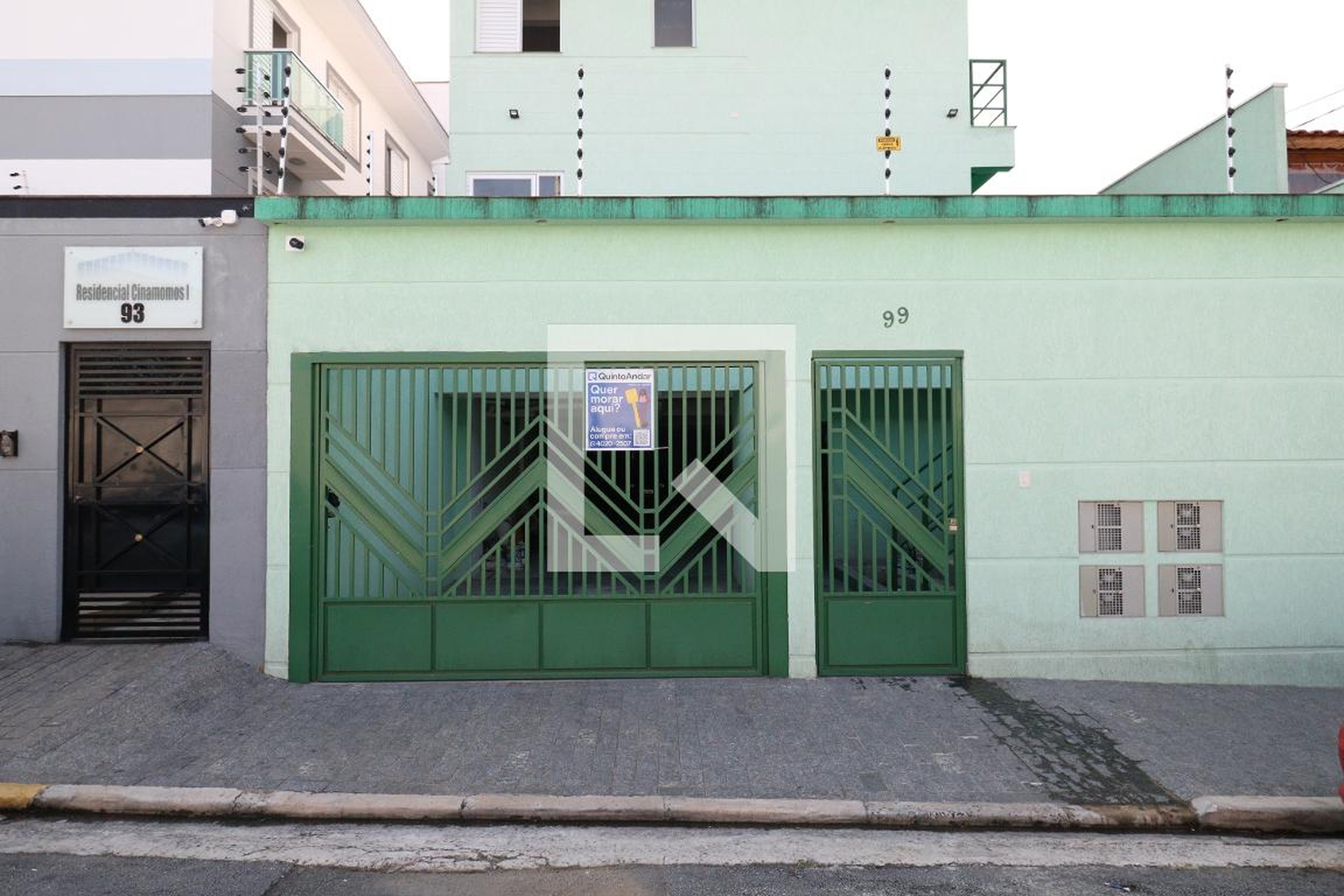 Fachada Condomínio em Rua Cinamomos, 99