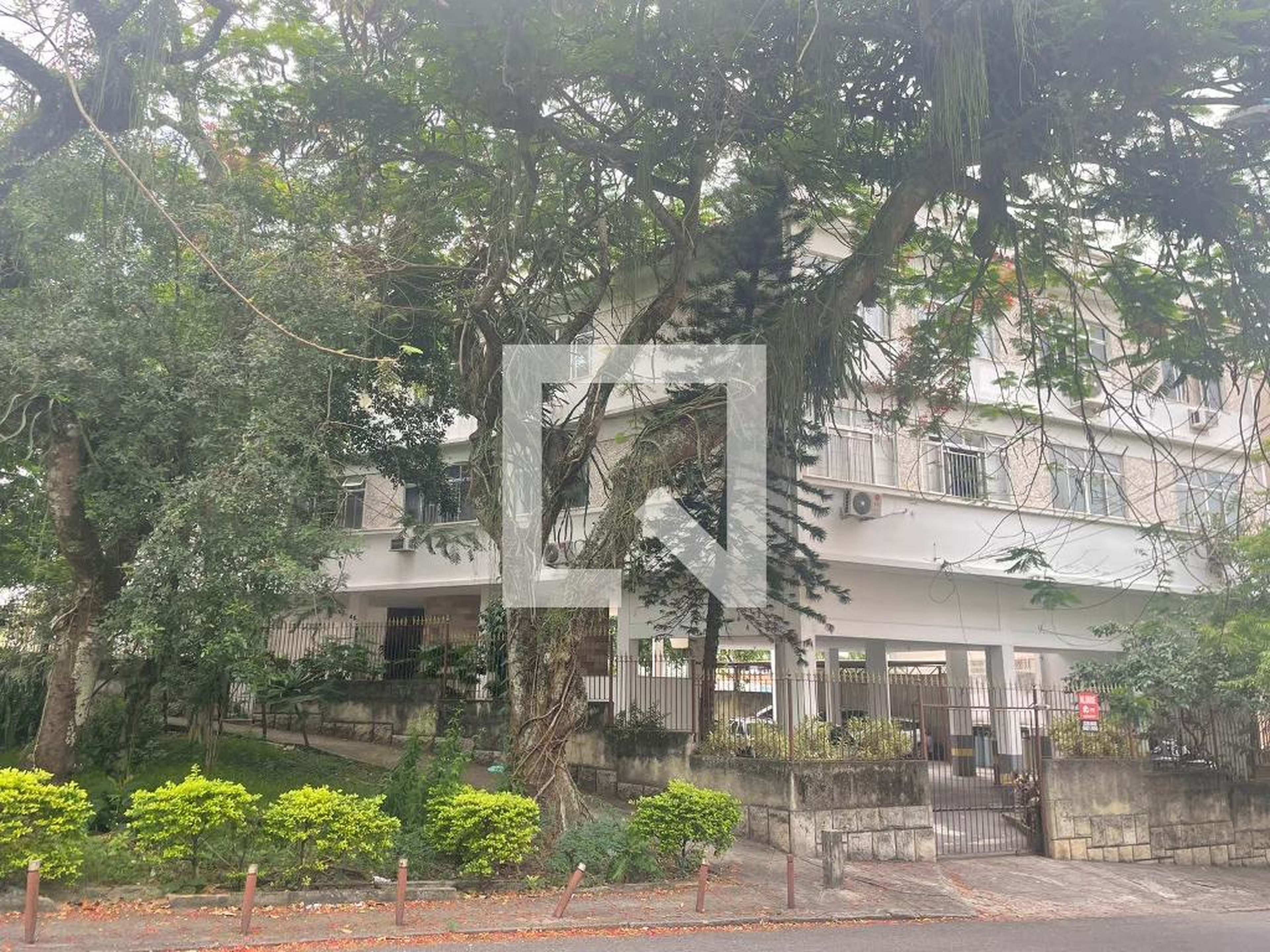 Fachada Condomínio em Rua Dom Emanuel Gomes, 46