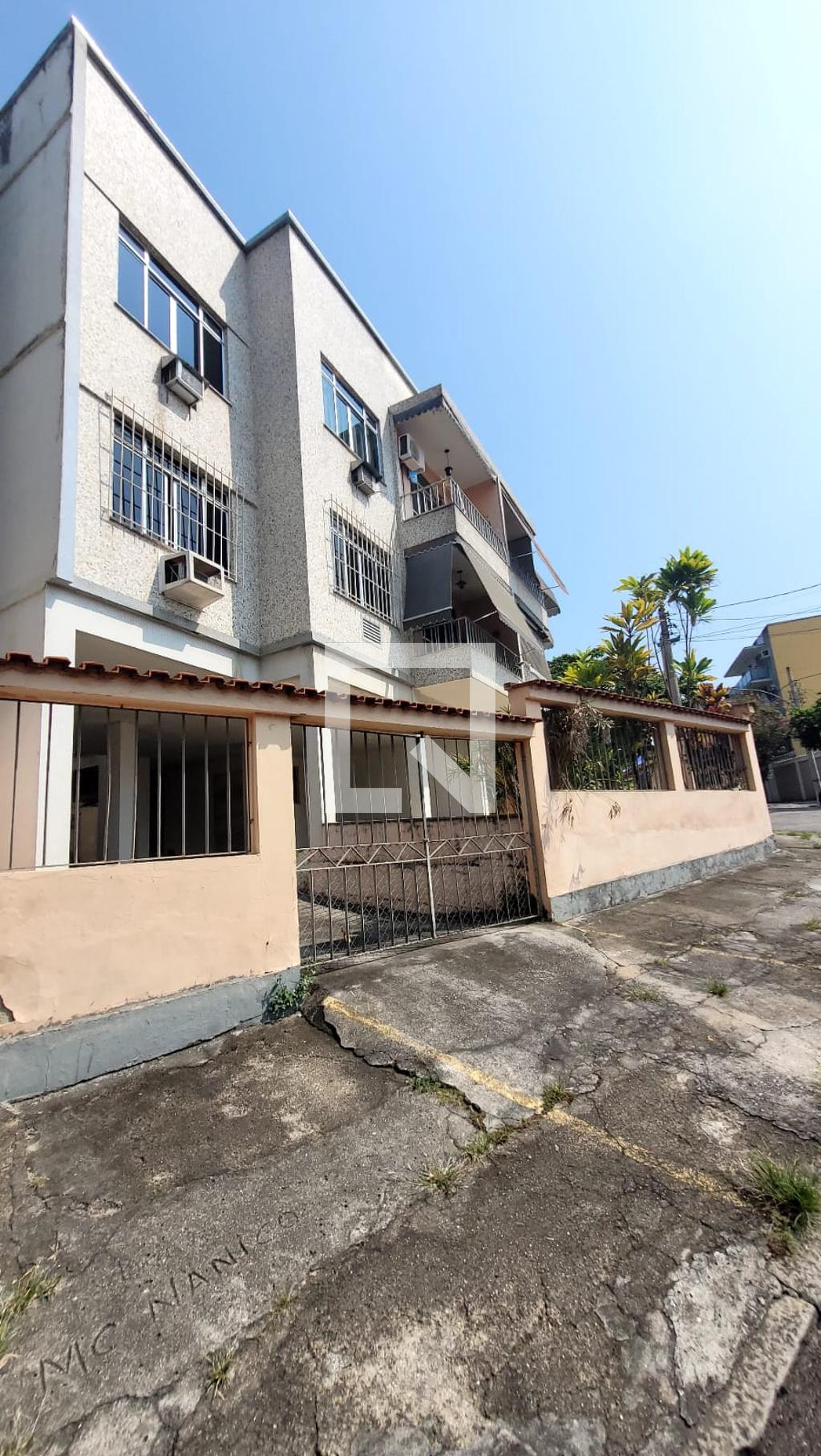 Fachada Condomínio em Rua das Azaléas, 131