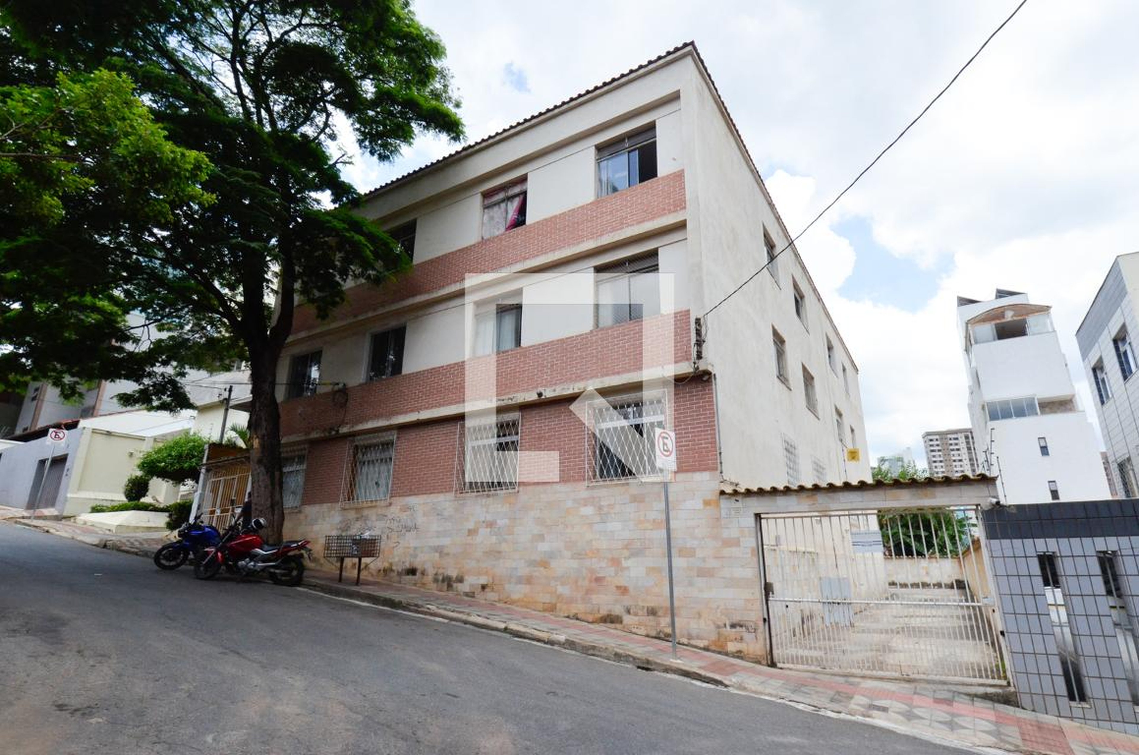 Fachada do predio Condomínio em Rua Joaquim Linhares, 390