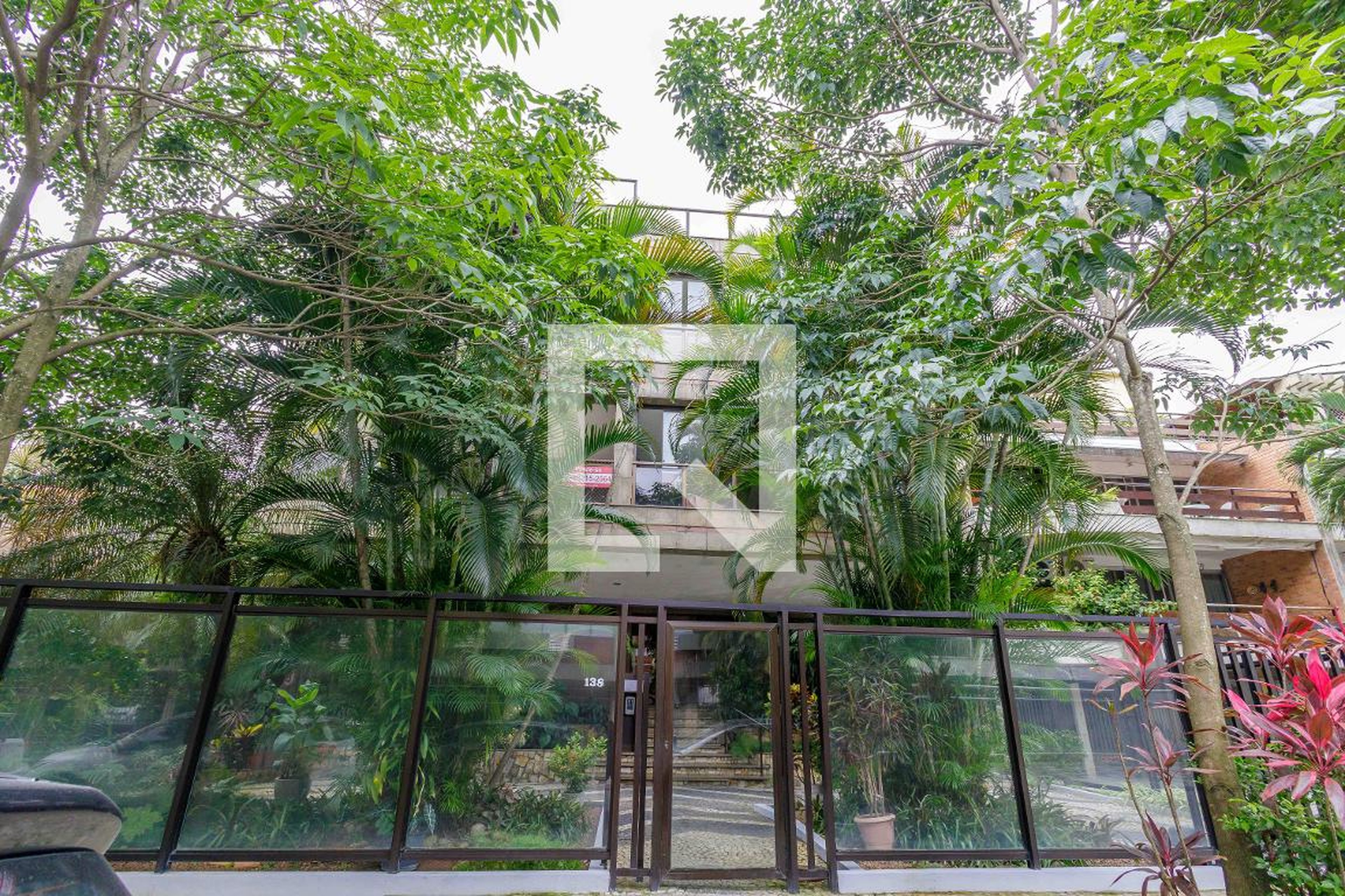 Fachada Condomínio em Rua Henrique de Moura Costa, 138