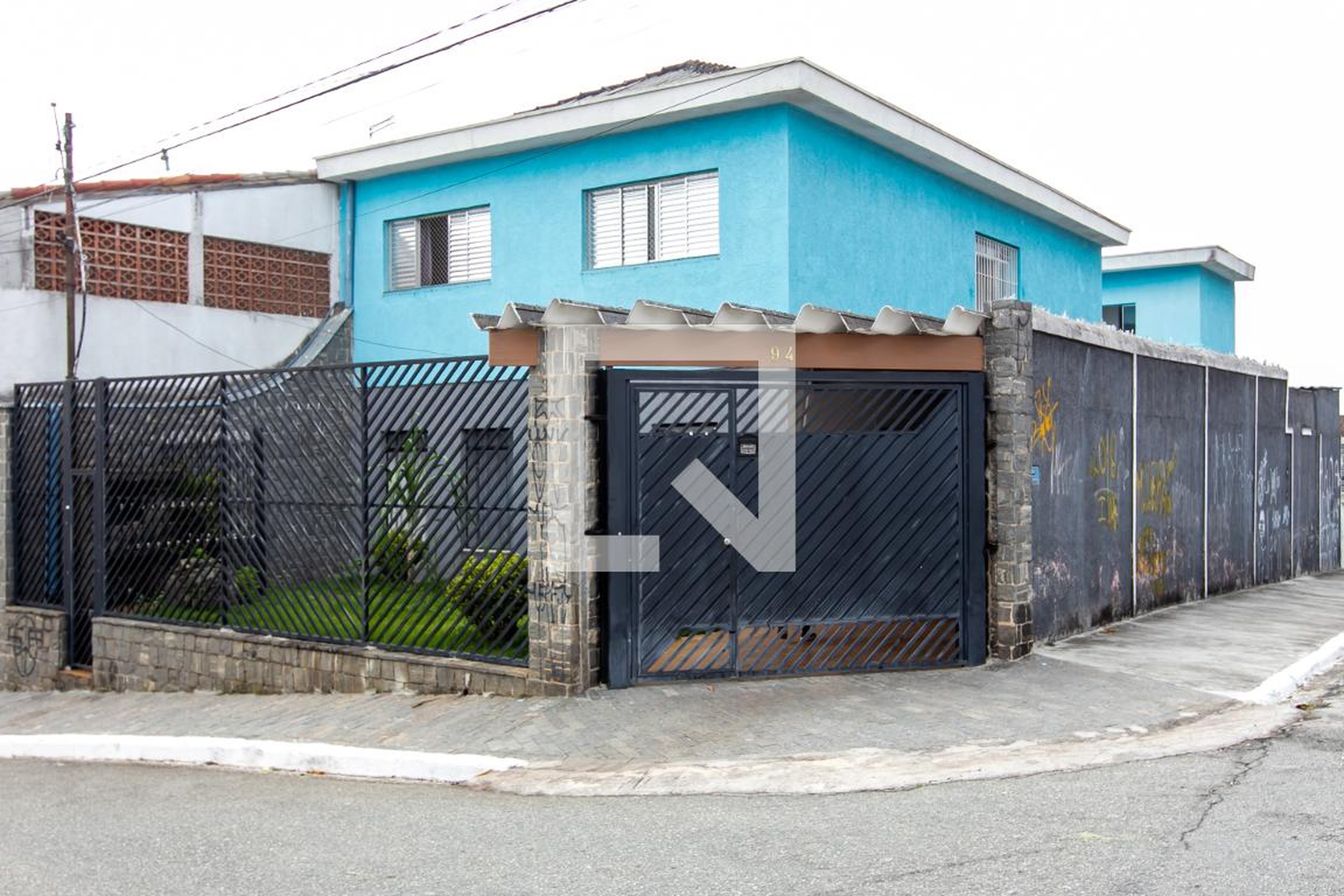 Fachada Condomínio em Rua Alcaravias, 94