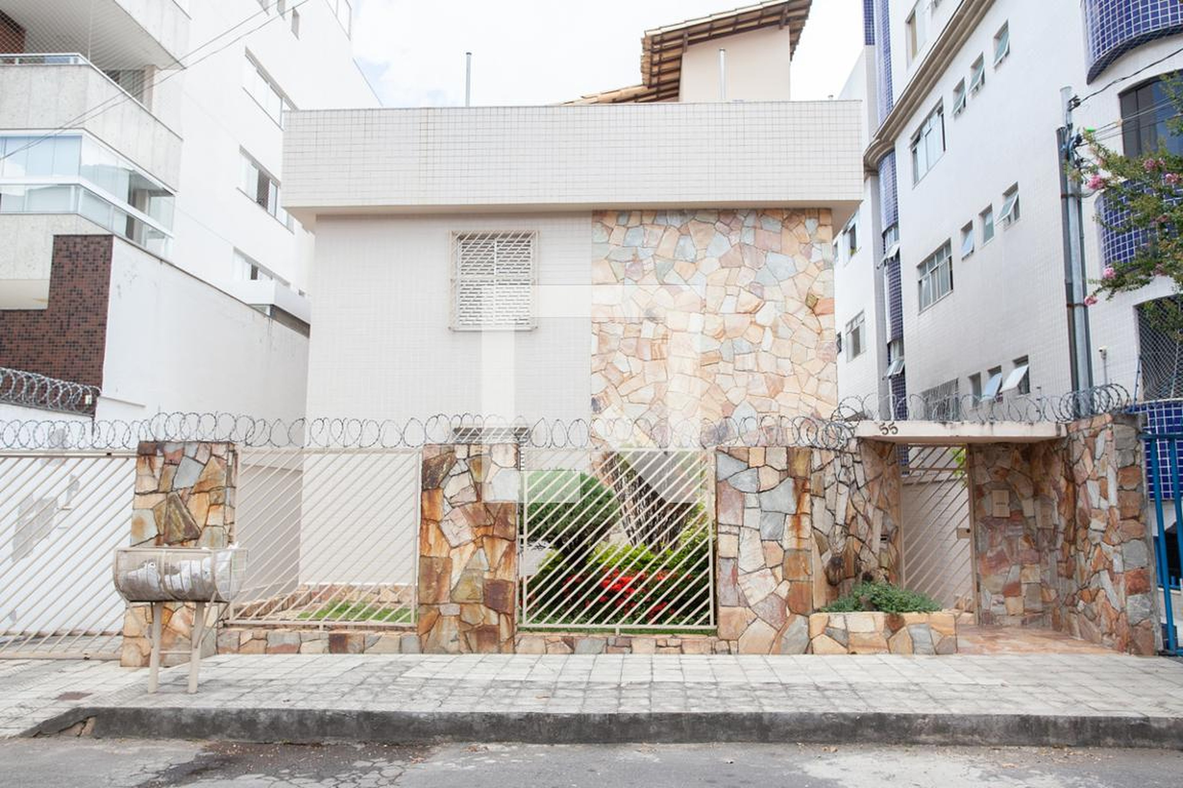 Fachada Condomínio em Rua Elza Moreira Lopes, 55