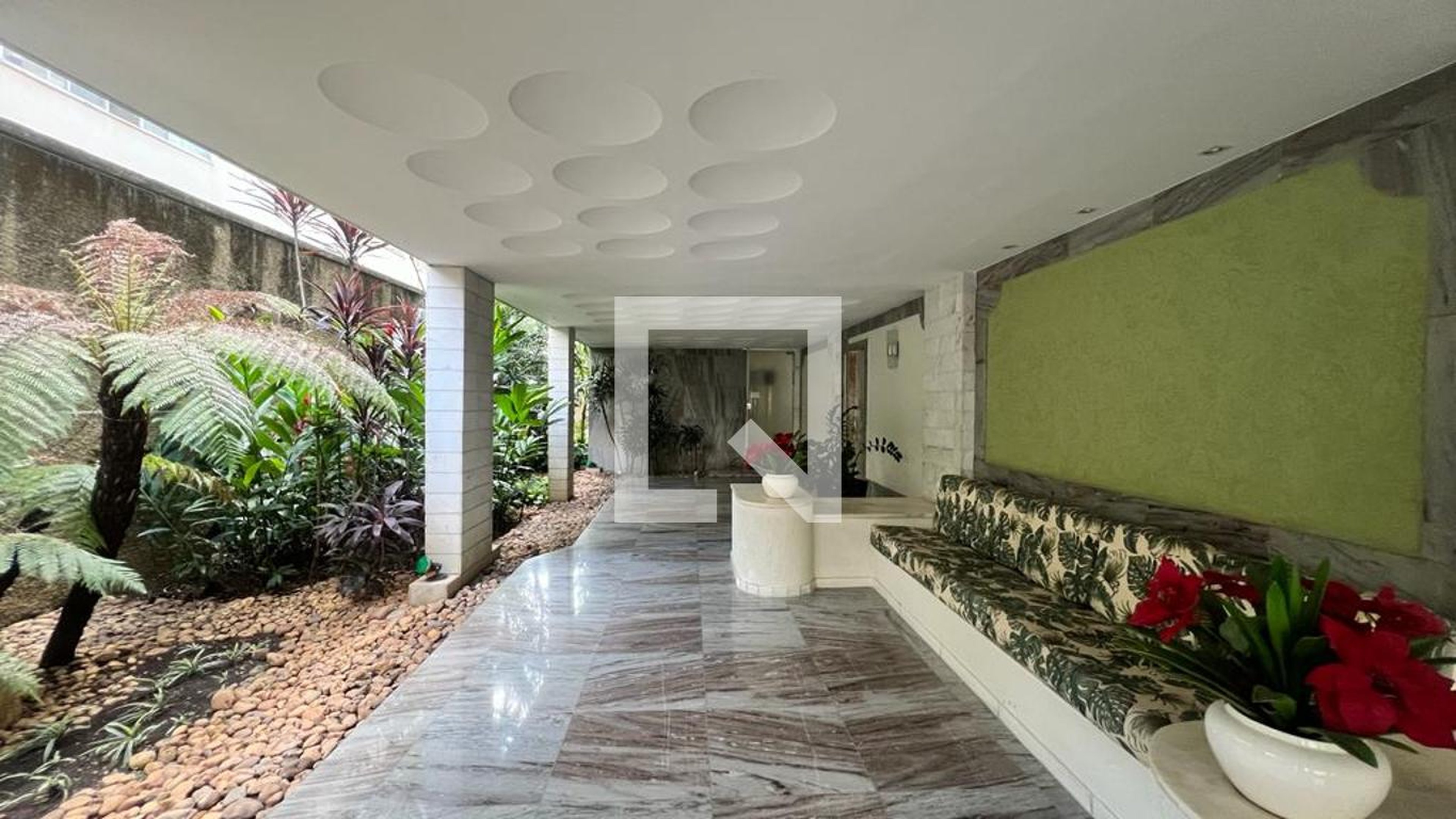 Hall de entrada Condomínio em Rua Matias Barbosa, 90