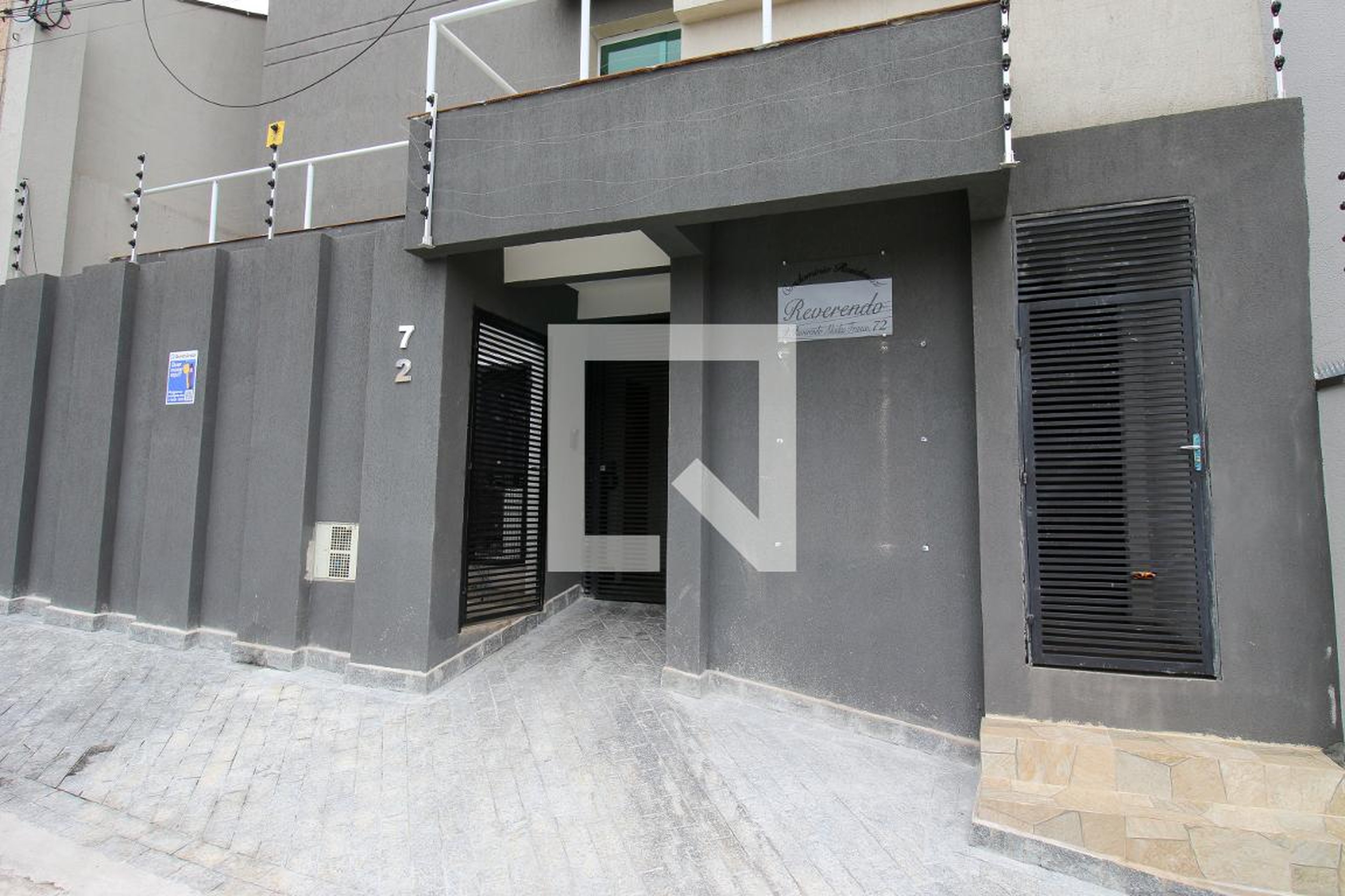 Fachada Condomínio em Rua Reverendo Alcides Franco, 79