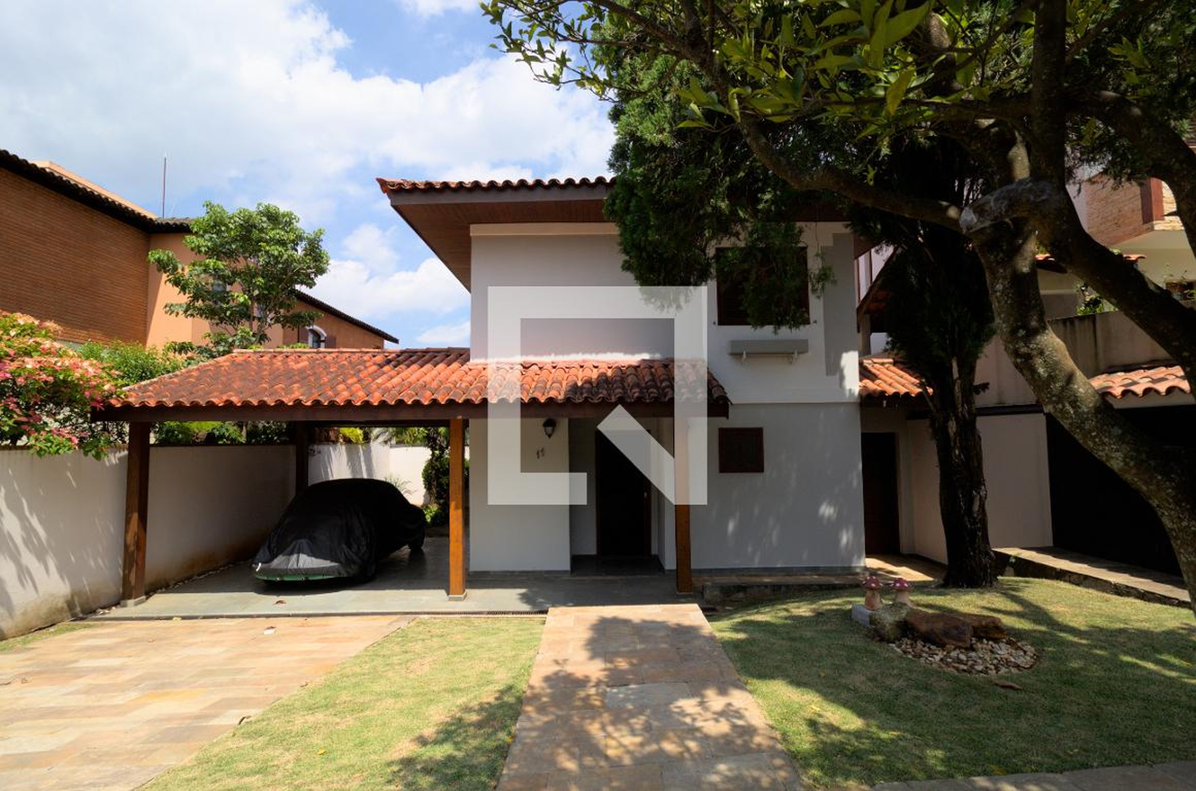 Fachada Condomínio em Rua Henrique Dias, 11