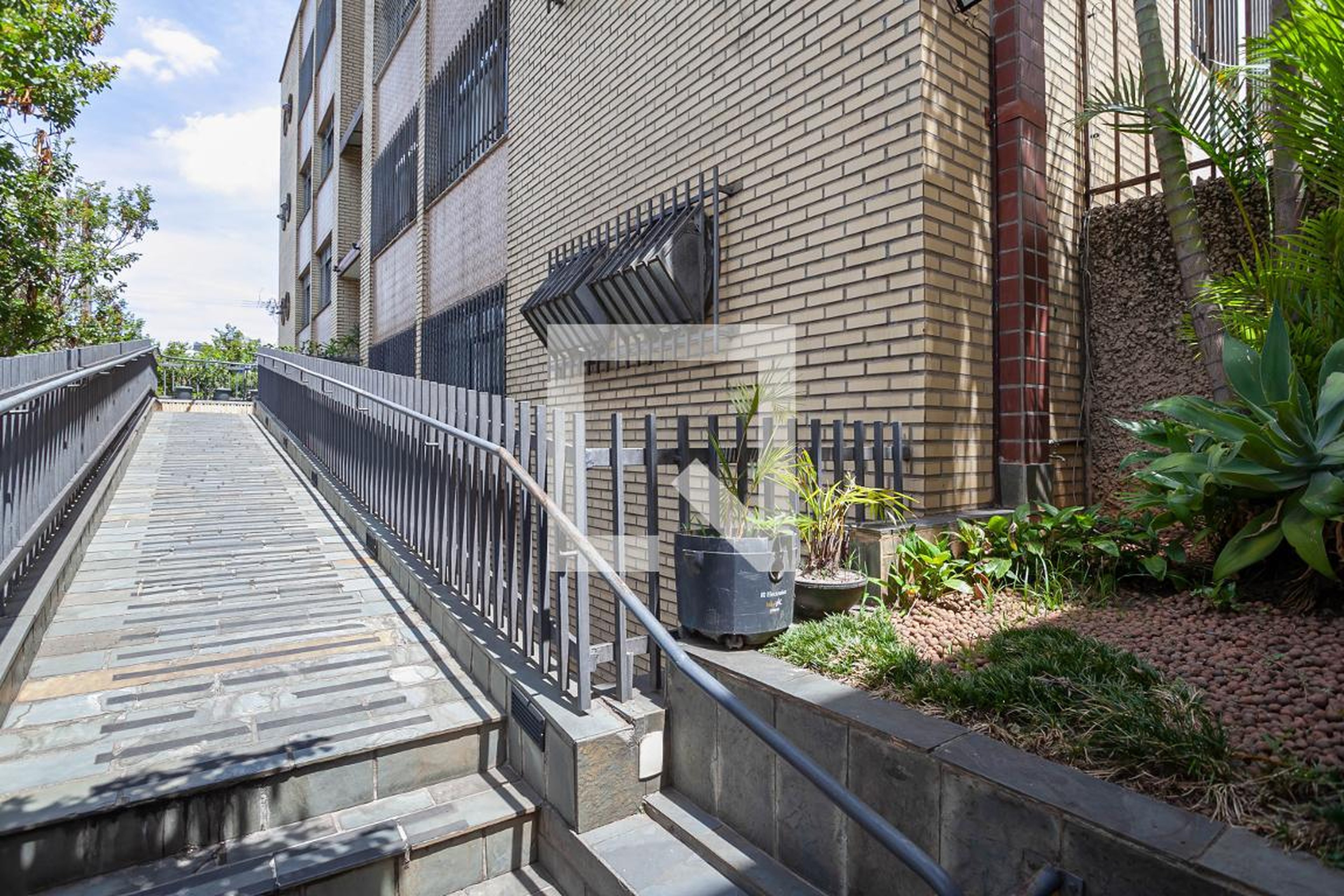 Entrada Condomínio em Rua Camões, 181