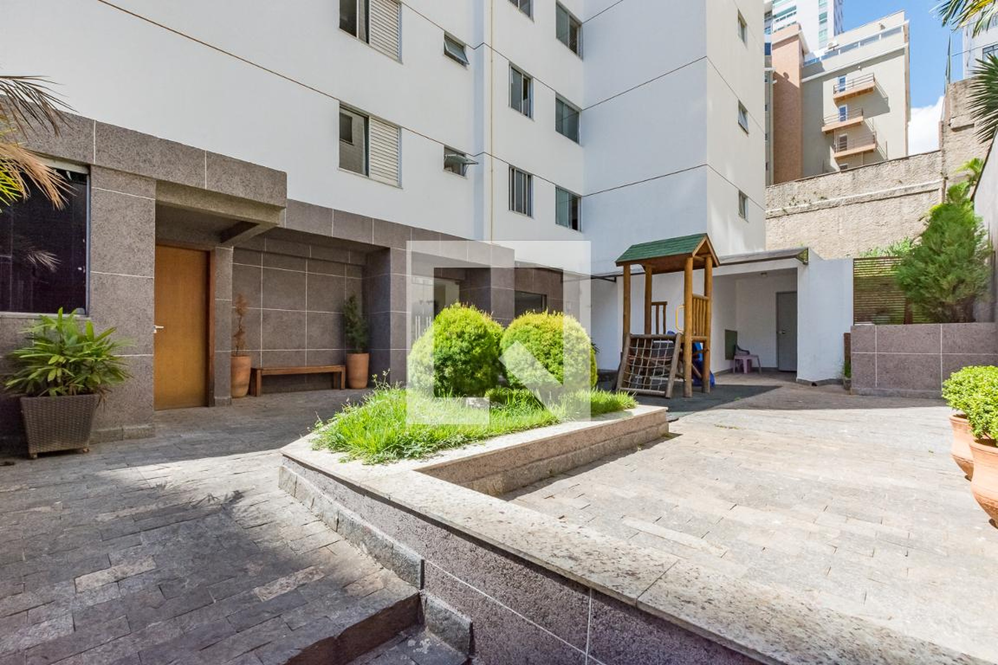 Entrada Condomínio em Rua Professora Bartira Mourão, 45