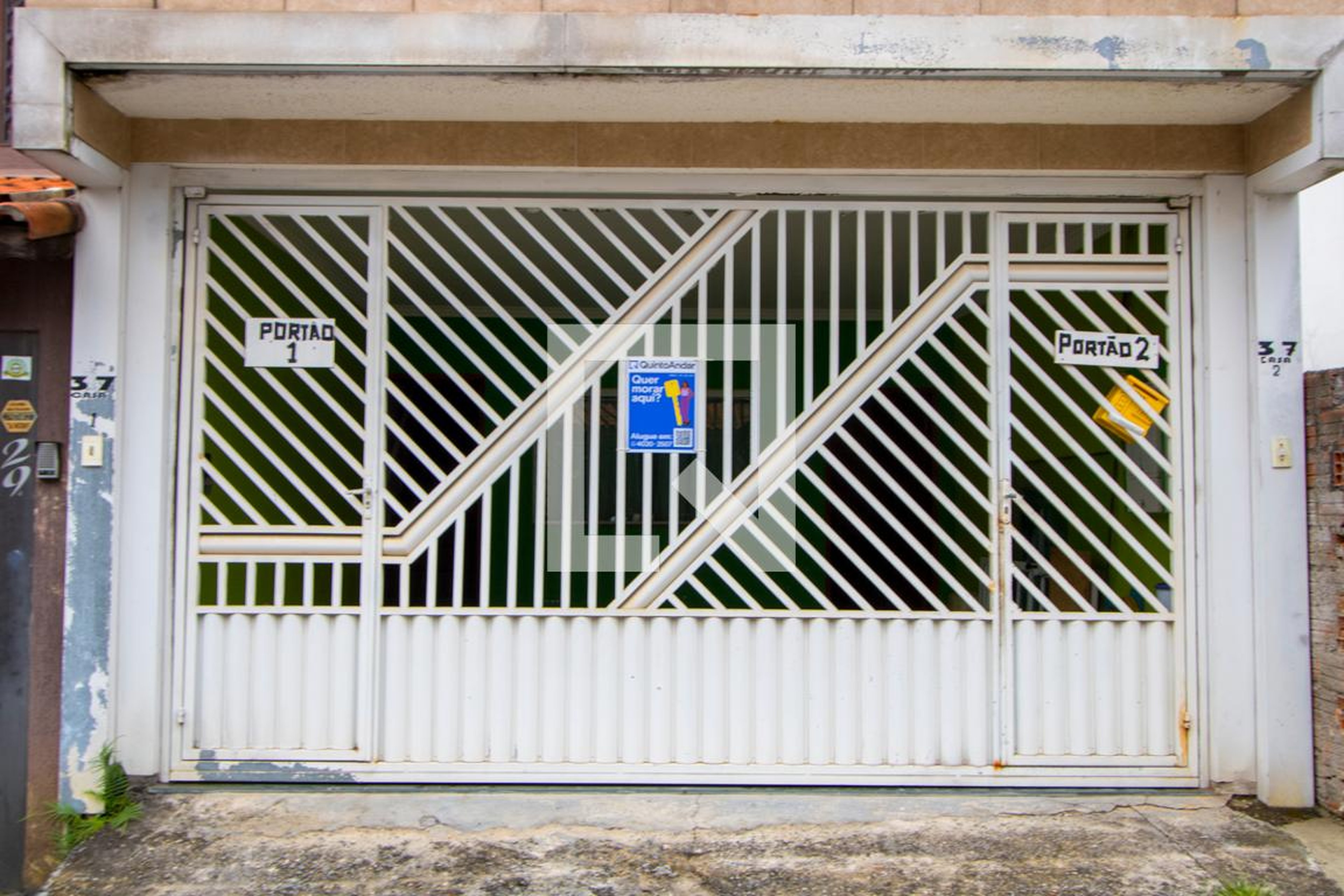 Fachada Condomínio em Rua Ernesto Pedron, 37