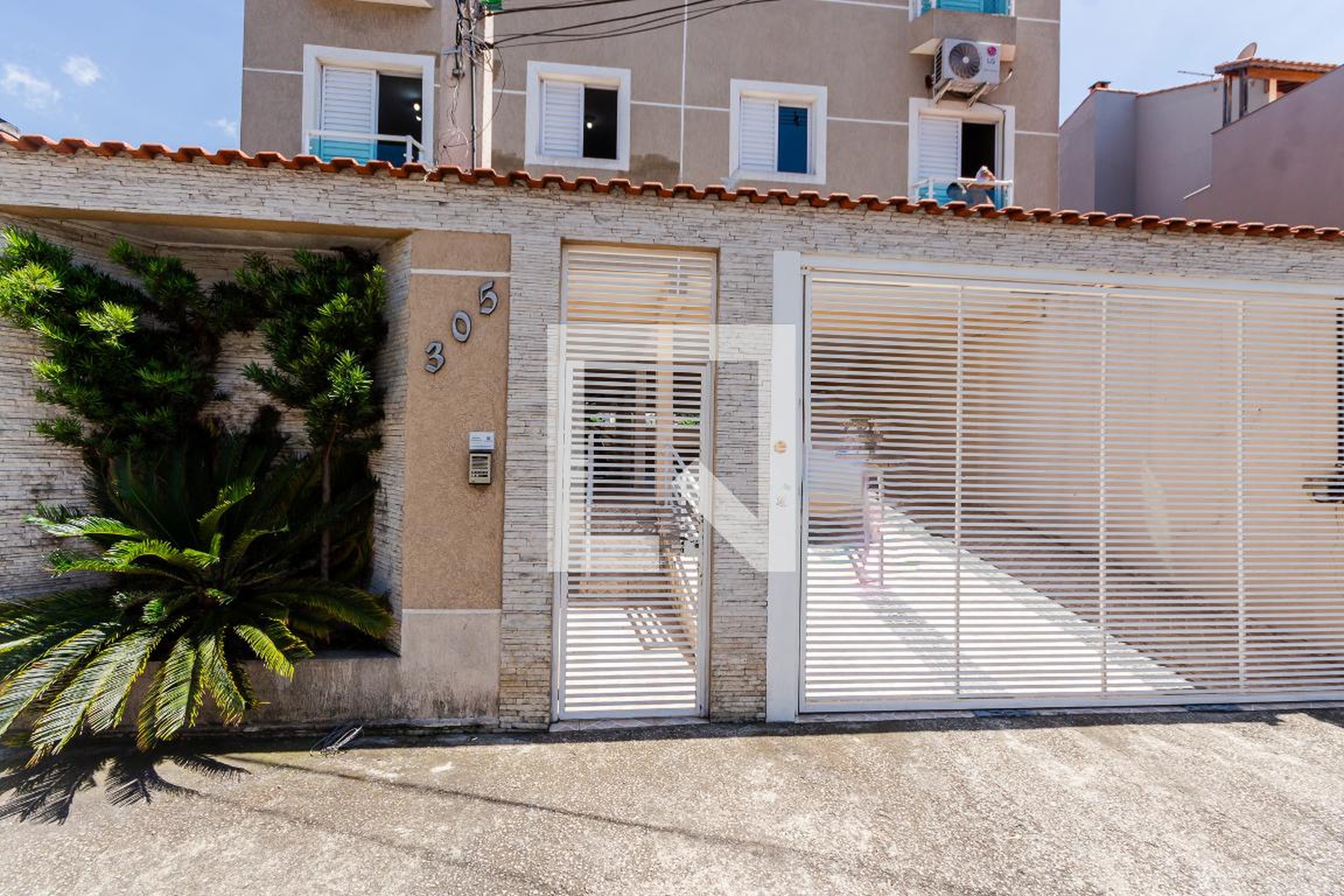 Fachada Condomínio em Rua Colúmbia, 305