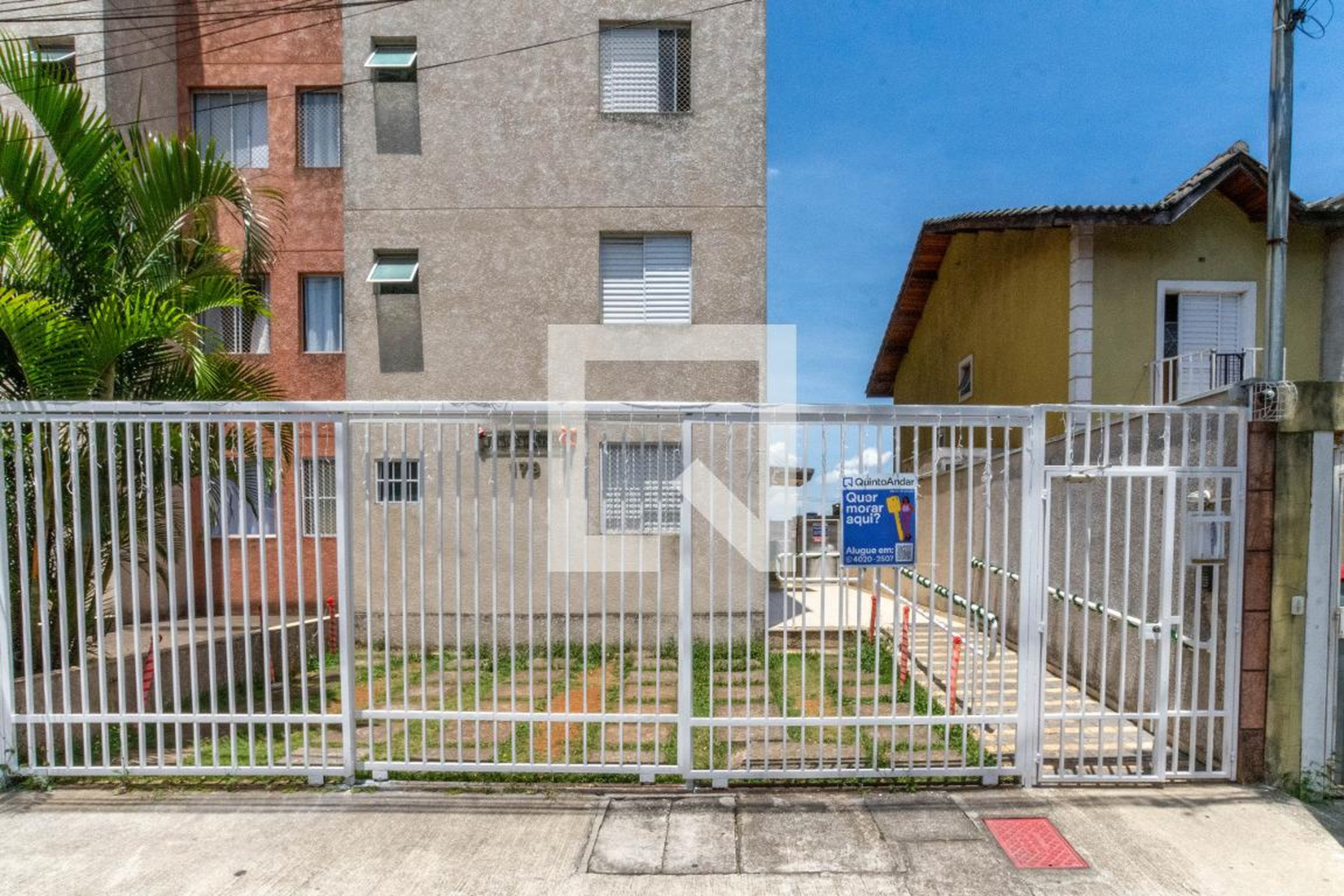 Fachada Condomínio em Rua Taperoa, 179