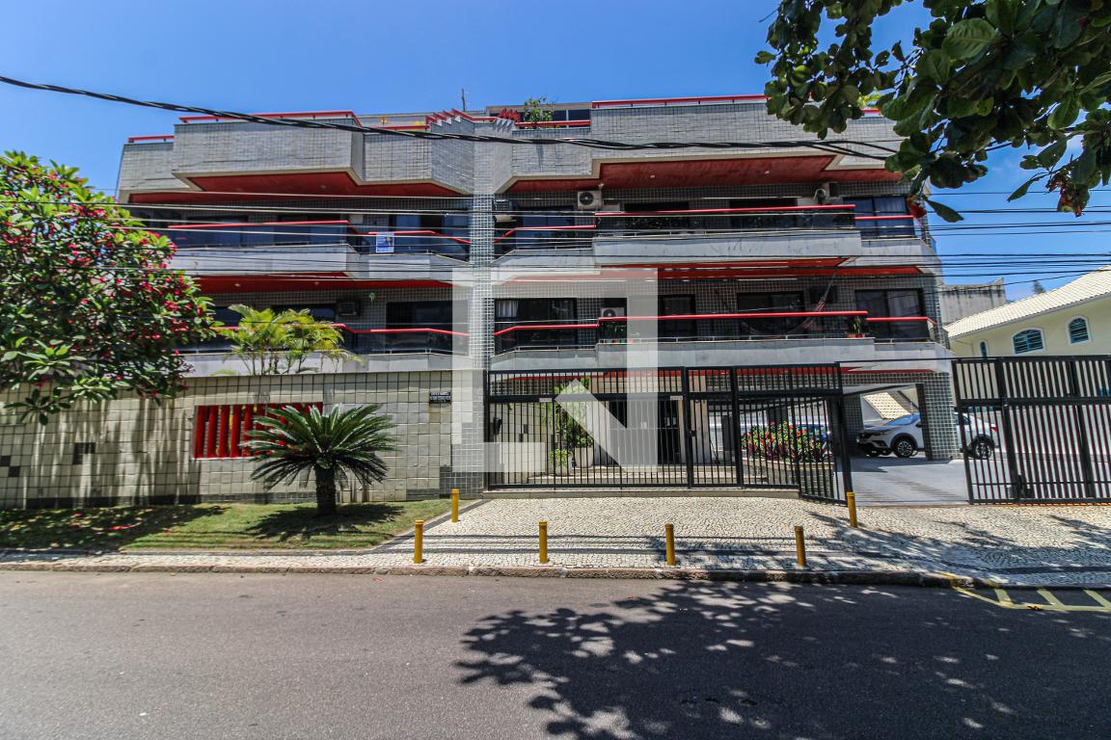 Fachada Condomínio em Rua Eduardo Pederneiras, 81