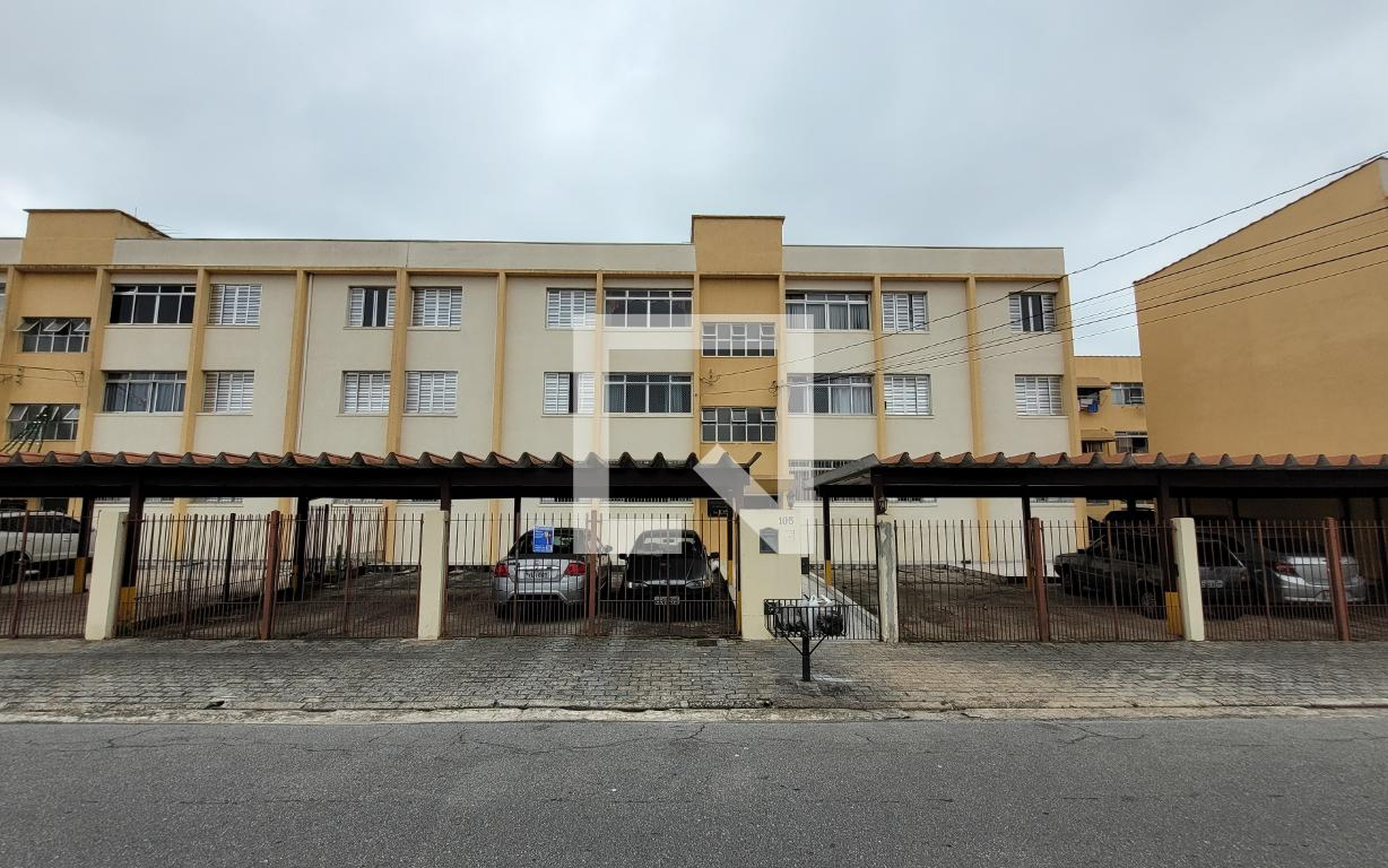 Fachada Condomínio em Rua Ituverava, 105