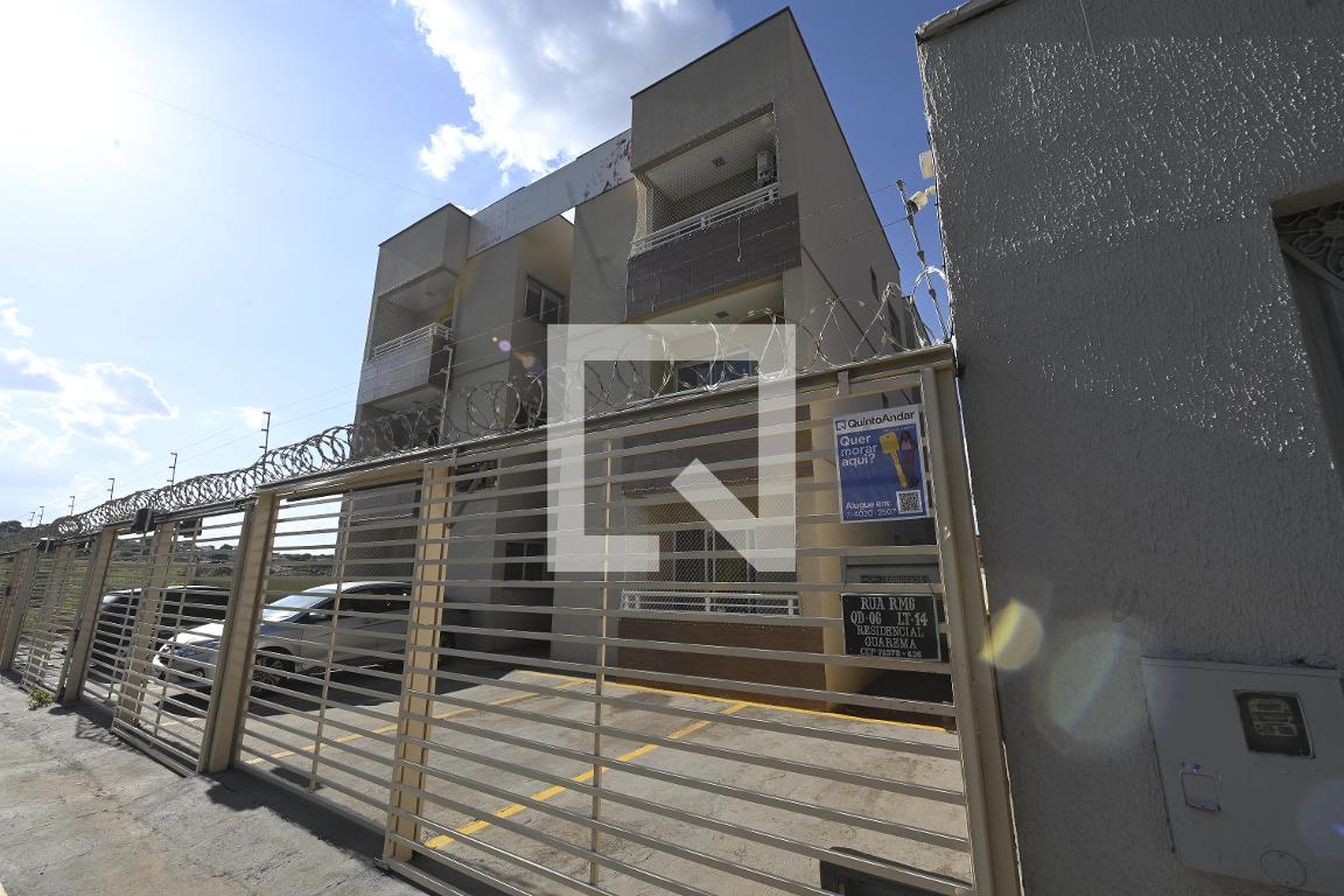 Fachada Condomínio em Rua RM 6, 0