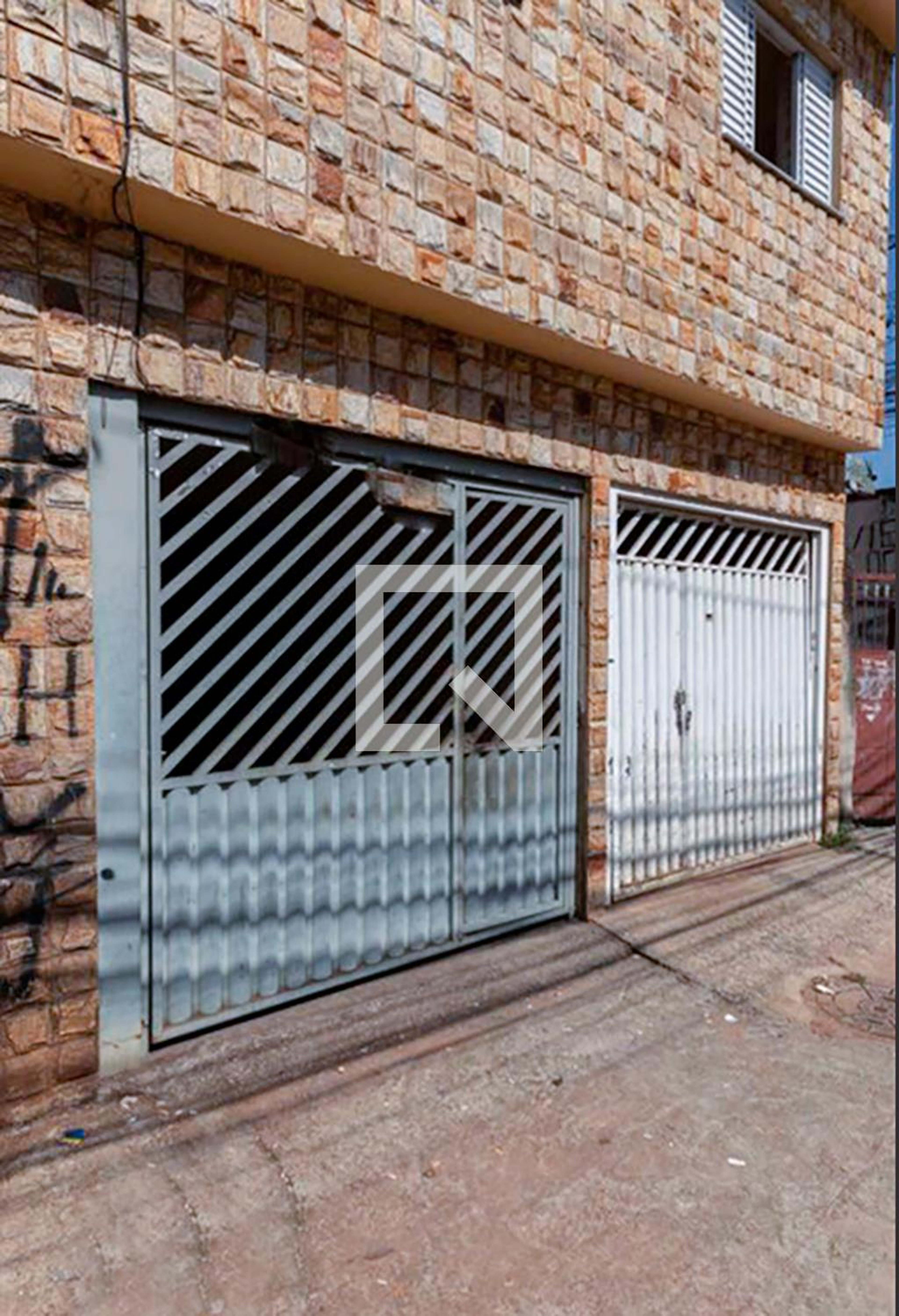 Fachada Condomínio em Rua Américo Sugai, 661