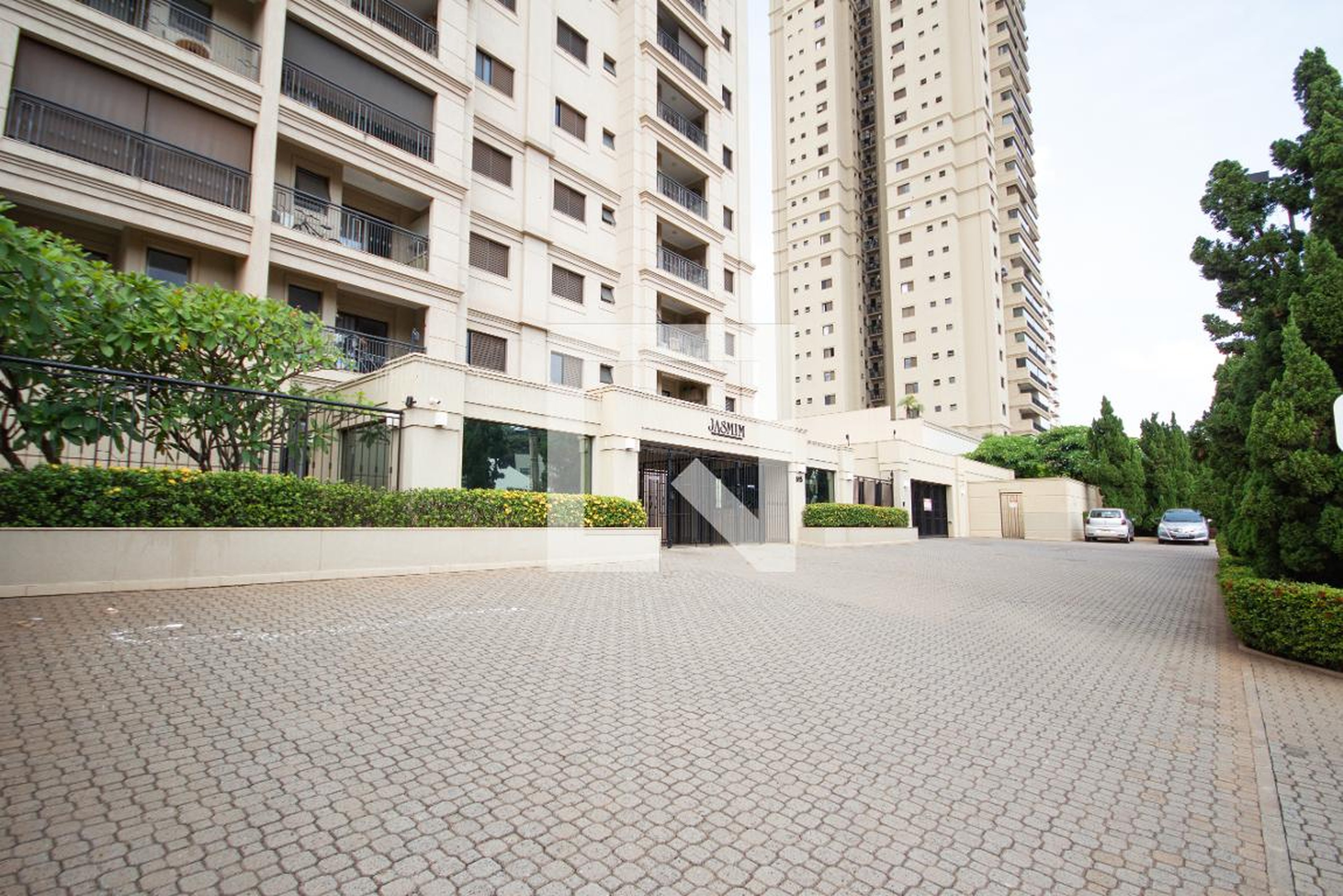 Fachada do condomínio Condomínio em Avenida Leais Paulista, 615