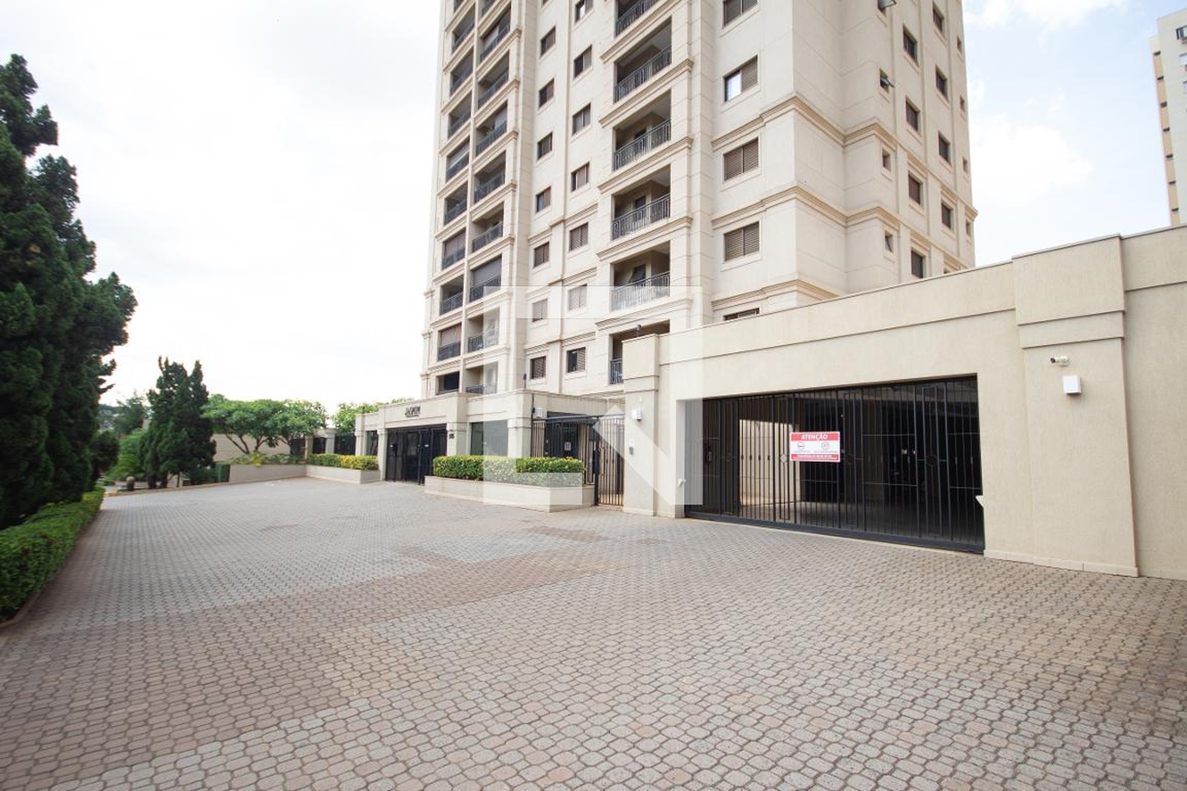Fachada do Condominio Condomínio em Avenida Leais Paulista, 615