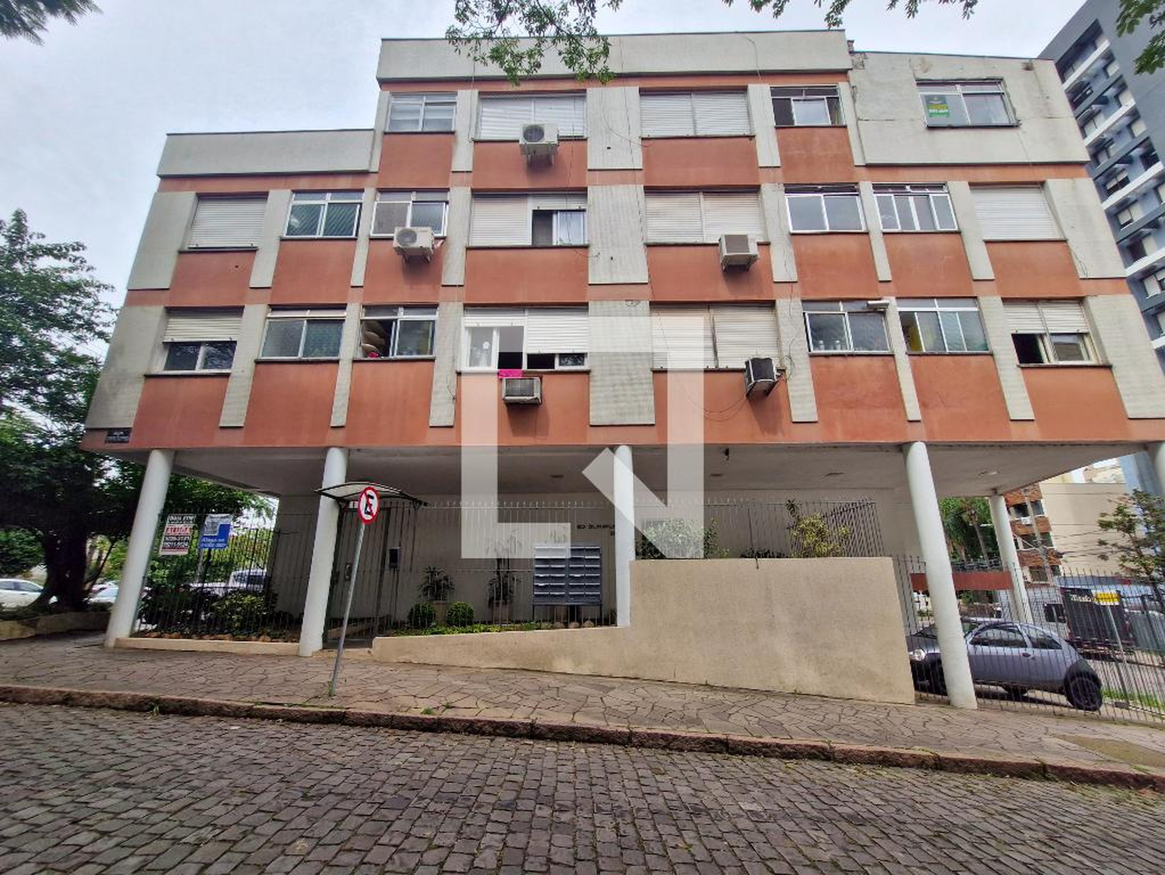 Fachada Condomínio em Rua Atanásio Belmonte, 20