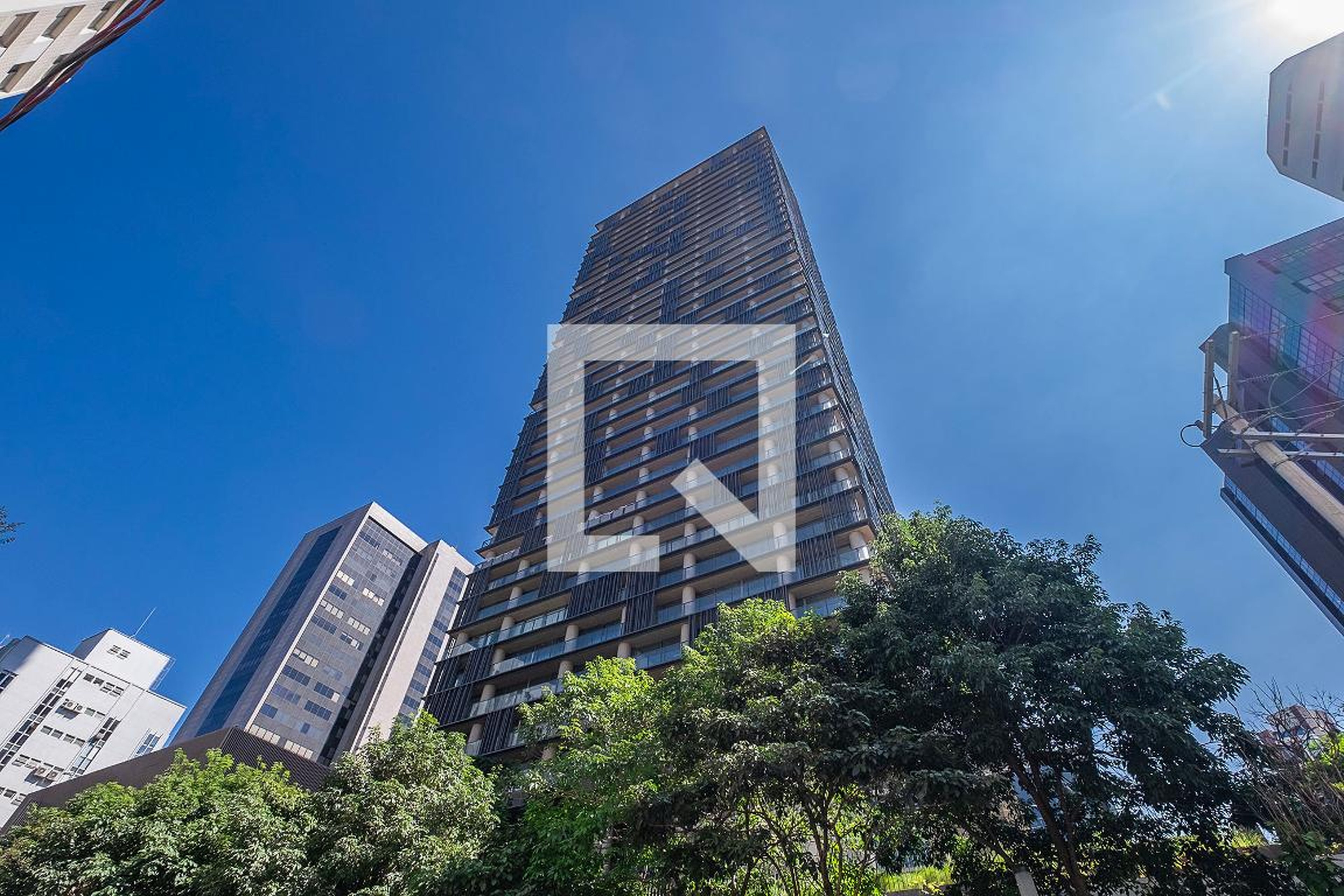 Fachada Condomínio em Rua Henrique Monteiro, 142
