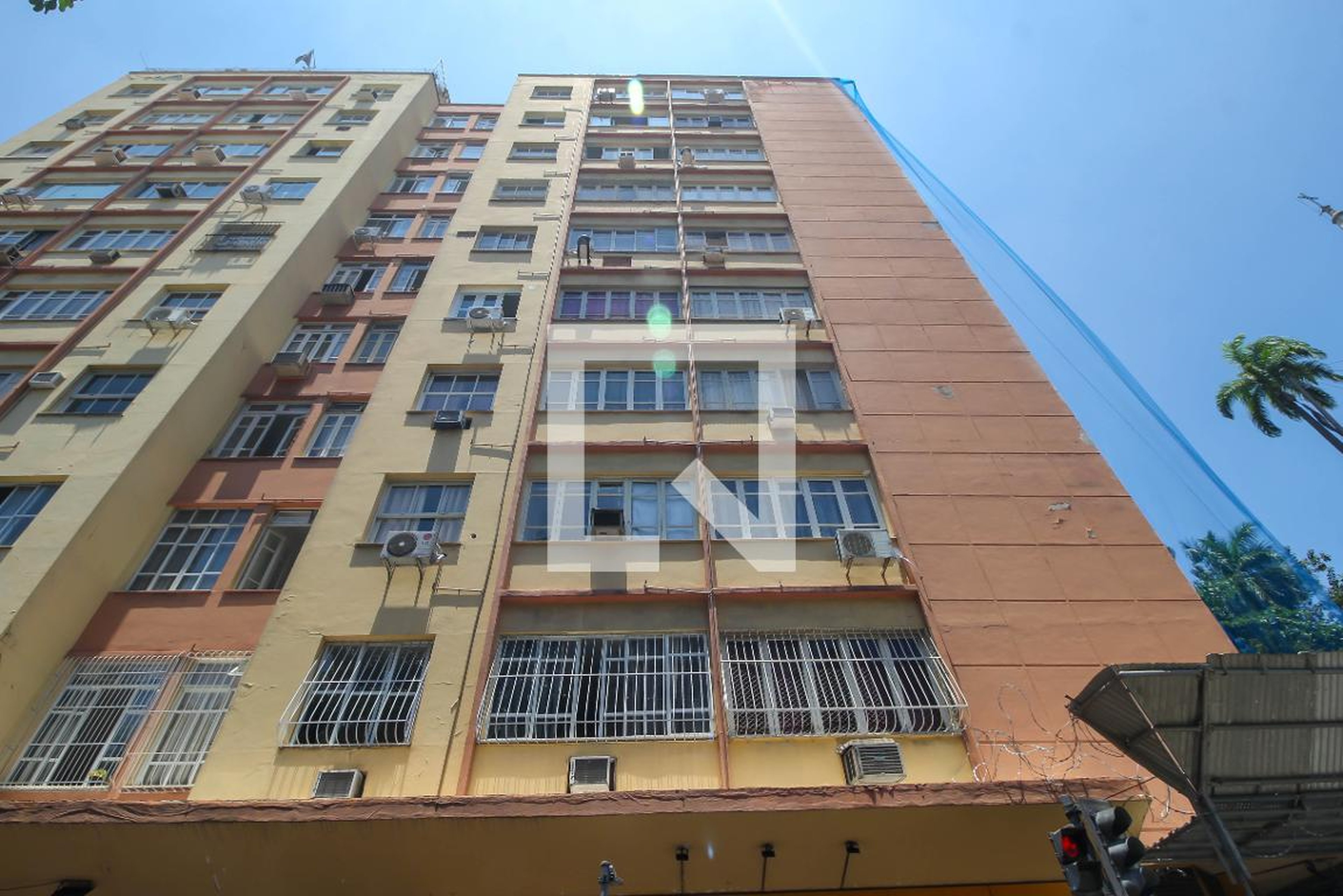 Fachada do Prédio Condomínio em Rua das Laranjeiras, 1