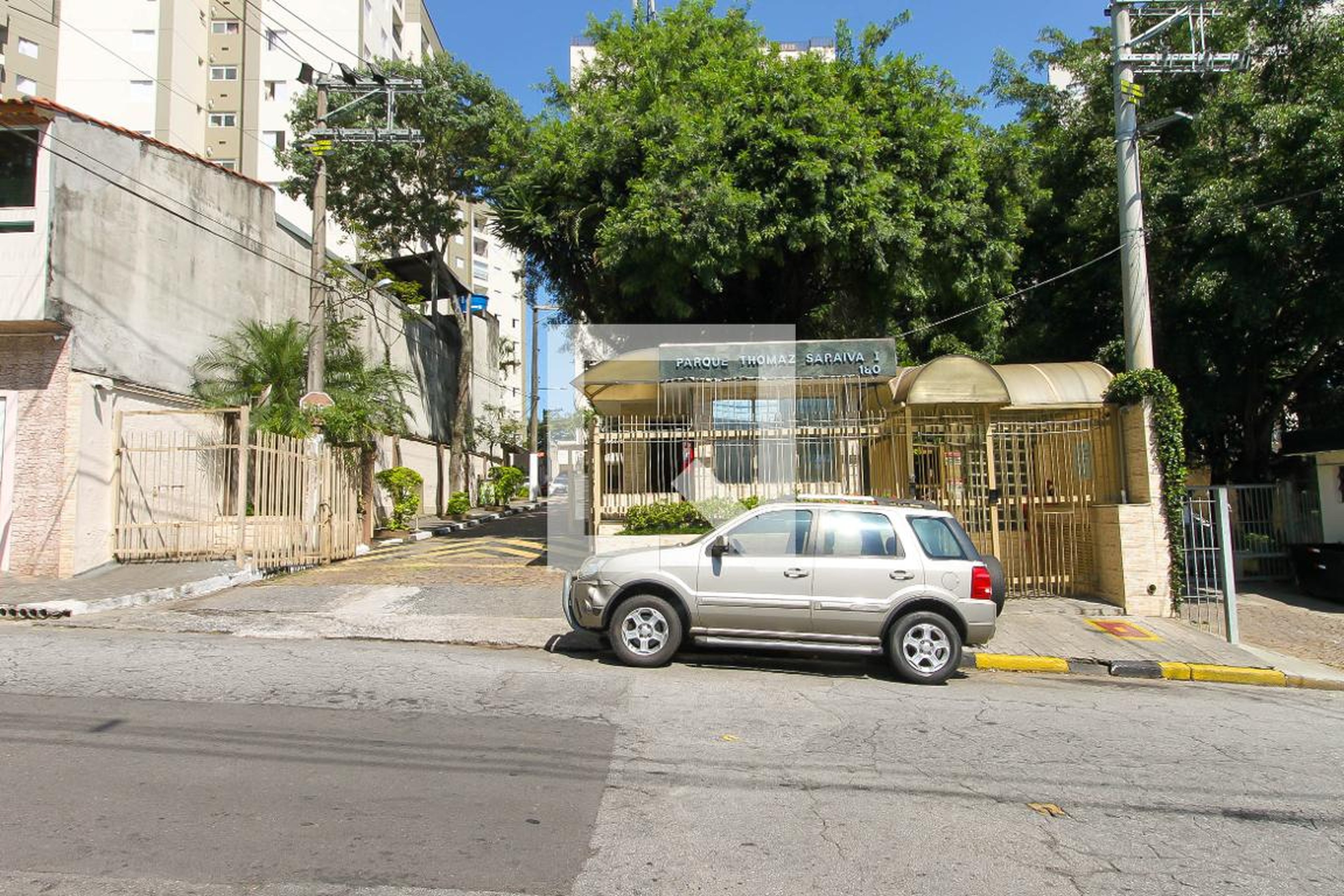 Fachada Condomínio em Rua Edmundo Juventino Fuentes, 1