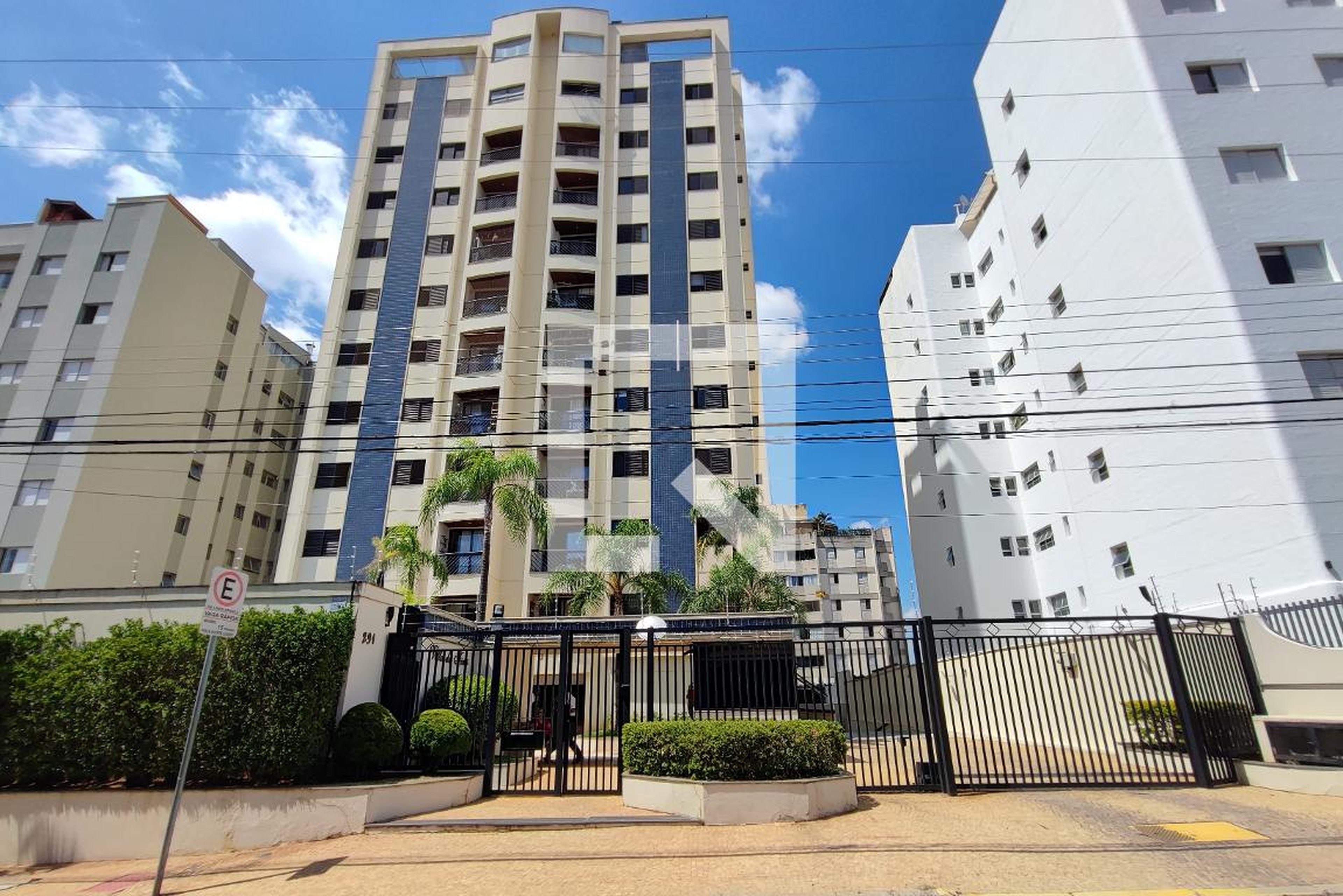 Fachada do Condomínio Condomínio em Rua Professor Saul Carlos da Silva, 291