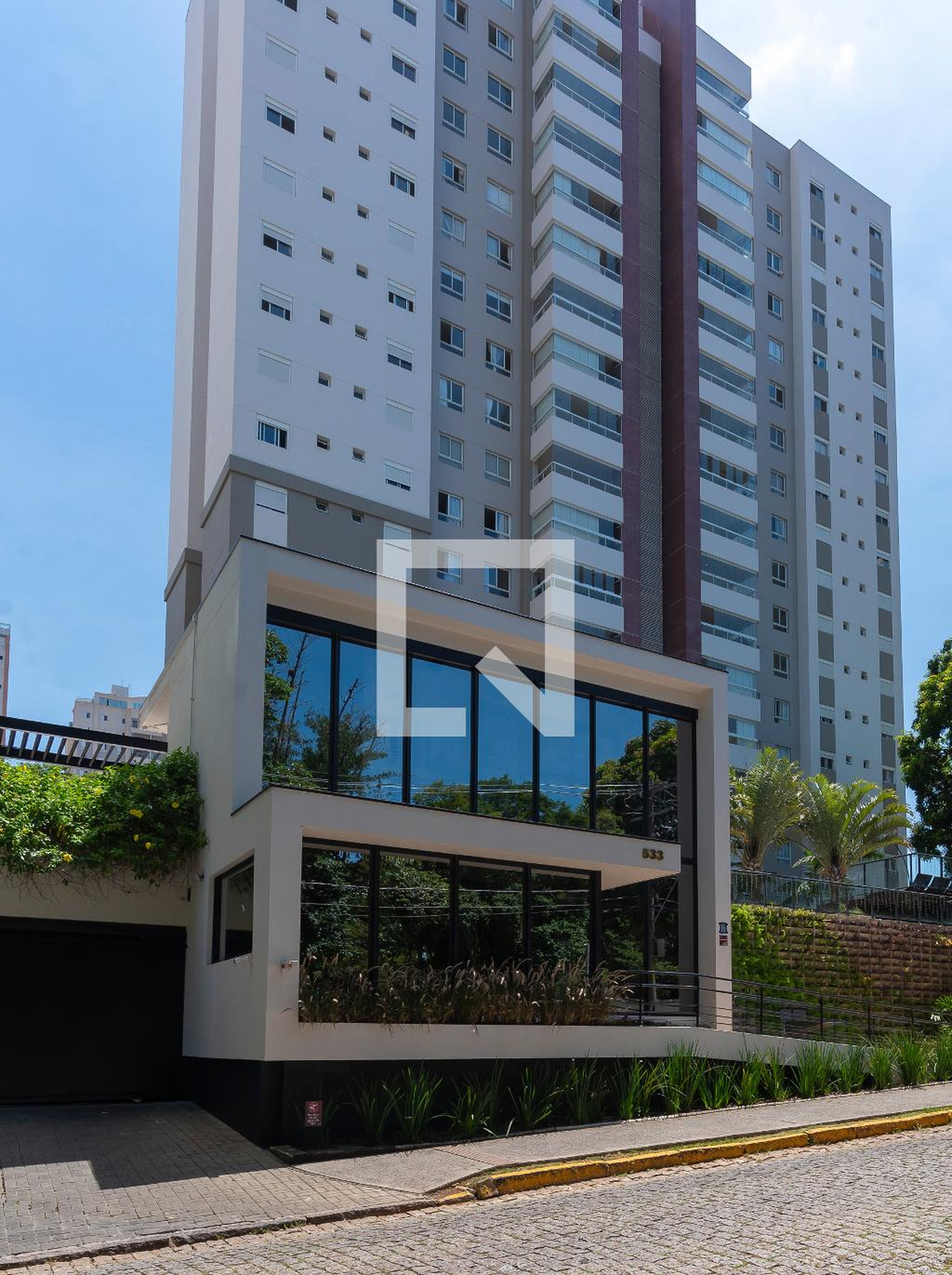 Fachada do Condomínio Condomínio DUE